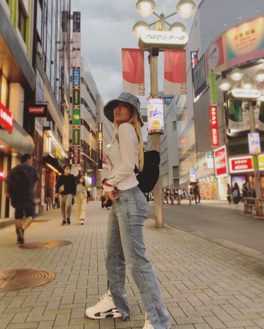 RIEHATAさんのインスタグラム写真 - (RIEHATAInstagram)「somewhere in Tokyo👖🦉  #私服」10月7日 18時54分 - riehata