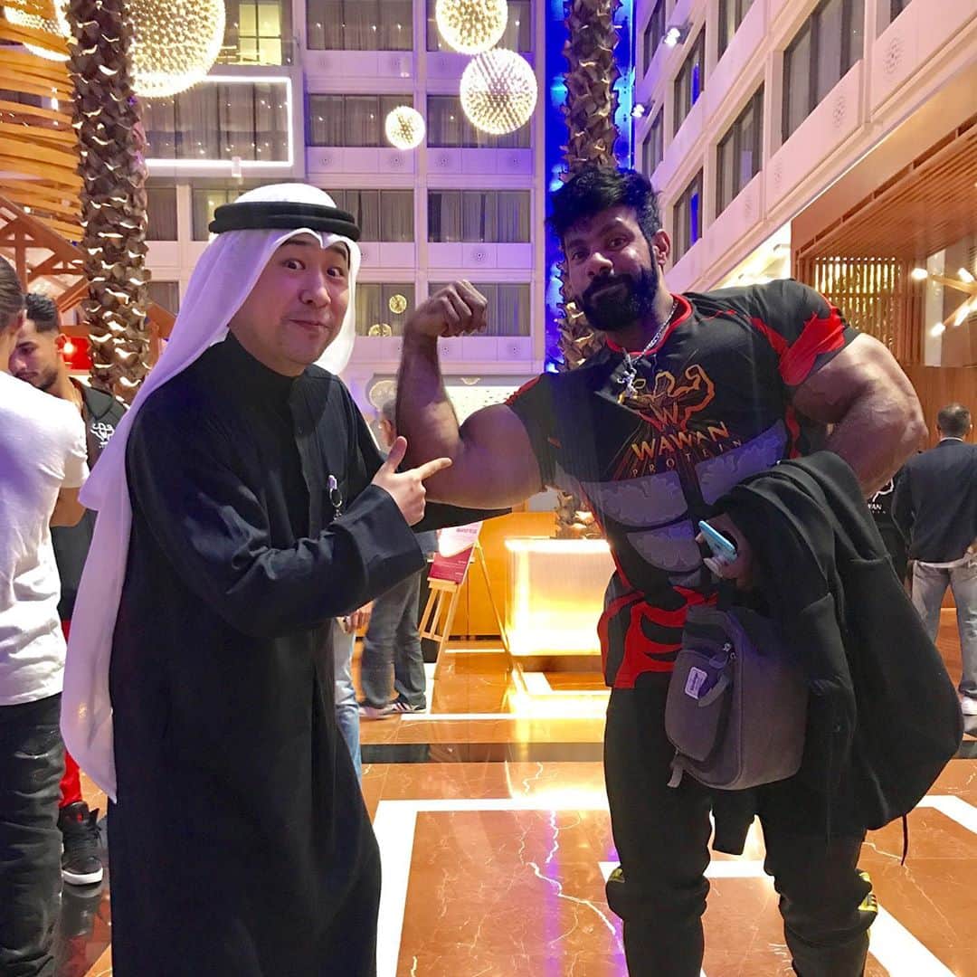 鷹鳥屋明のインスタグラム：「مندهش! 😲 قبل ثلاث سنوات ،قال حبيبي كويتي لي  "هذا هو الجسم القياسي في الدول العربية" ولكن الآن أعرف هذا راحه لأن أذهب إلى دول الخليج غالبا.🏋️‍♂️🤣😂」