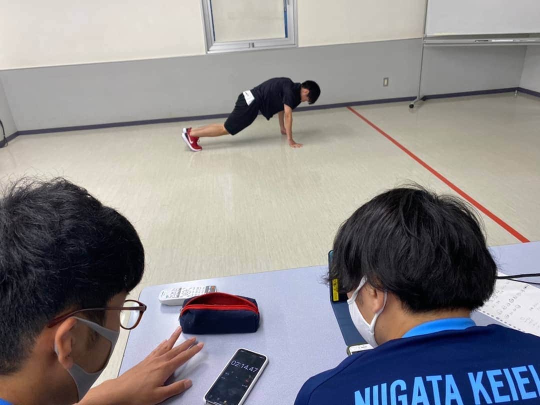 東京スポーツ・レクリエーション専門学校さんのインスタグラム写真 - (東京スポーツ・レクリエーション専門学校Instagram)「＼ #水曜クラトレ ／ 前期最後の活動は、 #高校サッカー部⚽️ 1年生への #オンライントレーニング ！ 学生が自身が種目やセット数を組み立てて指導しました💪  選手達の動きも良くなってきています！ #パフォーマンスアップ のためにサポートしていこう⚽  #TSRトレーナー #高校サッカー応援 #オンラインレッスン」10月7日 18時58分 - jikeitsr