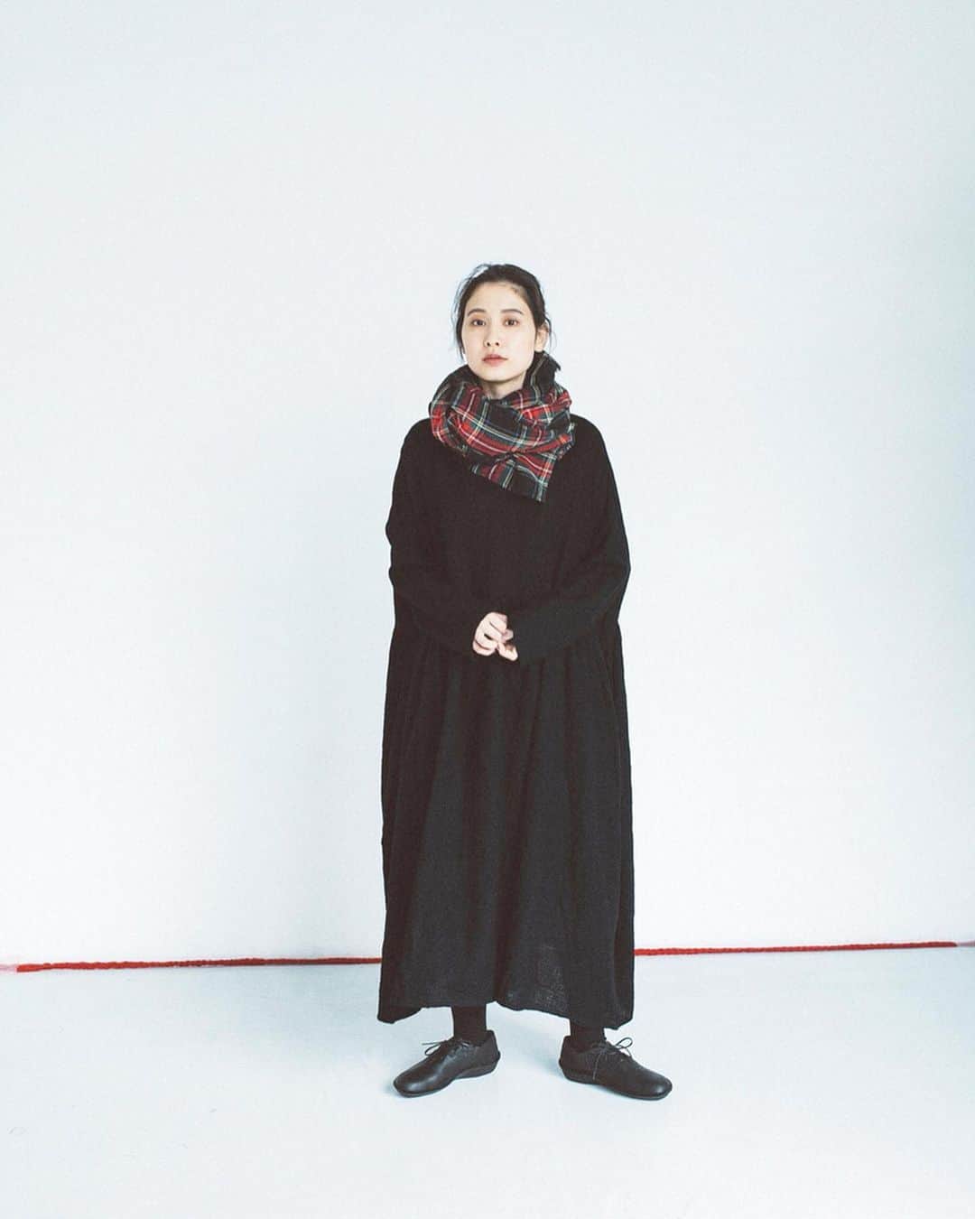 ナチュランさんのインスタグラム写真 - (ナチュランInstagram)「大人の女性が上手に着こなす【 ICHI Antiquites 】あたたかな秋のチェック﻿ ﻿ 糸の色から配色、柄のパターン、生地の厚さまでこだわって作られる「ICHI Antiquités」のチェックシリーズ。﻿ 毎シーズン人気のリネンタータンチェック新色ワンピースは先行販売！また、今季注目のコットンウール素材を使った新作アイテムなど、この秋取り入れたい上品な着こなしと共にご紹介いたします。﻿ ﻿ ﻿ -----------﻿ ■コットンウールギンガム切り替えワンピース[ICH-2A47-1615-A]﻿ 体が泳ぐゆったりとしたシルエットで、締めつけなくストレスフリーで着られるワンピースは、ウエスト切り替えからギャザーを加え、すっきりとした見た目に仕上げました。﻿ ﻿ ﻿ -----------﻿ ■コットンウールギンガムジャケット[ICH-2A47-1614-A]﻿ 柔らかで肌触りのよいコットンウール素材で仕立てたギンガムチェック柄のジャケットは、短めの着丈でパンツやスカートなどいろいろなアイテムと相性がよく、着こなしの幅を広げてくれるのも魅力。﻿ ﻿ ﻿ -----------﻿ ■リネンタータンチェックドレス[ICH-2A47-1608-A]﻿ 毎シーズン人気のリネンタータンチェックワンピース。今回はブラックベースにレッドが効いた大人のチェックです。高級感のある色合いで、甘さをおさえた秋の着こなしを叶えます。﻿ ﻿ ﻿ ﻿ ------------------------------﻿ ▶️お買いものは写真内のタグをタップしてくださいね。またはプロフィールからもナチュランへリンクしています。→@natulan_official﻿ ﻿ ▶️写真内のタグは、販売中でも消えている場合がございます。ぜひ、ナチュランの検索窓から、注文番号又は商品名を、検索してみてくださいね。﻿ ﻿ ▶️プロフィール画面では、季節のおすすめ商品や、再入荷情報をご紹介しています。ぜひ、ご覧くださいませ。→@natulan_official﻿ ﻿ ----------- #lifewear #fashion #今日のコーデ #コーディネート #ファッション #ナチュラル #ナチュラン #natulan #日々の暮らし #暮らしを楽しむ #シンプルライフ #シンプルコーデ #大人女子 #大人コーデ #ナチュラルコーデ #チェック #タータンチェック #ギンガムチェック #ワンピース #ワンピースコーデ #ドレス #ジャケット #秋コーデ #新作 #ICHIAntiquites #イチアンティークス #natulan_official　@ichi_antiquites」10月7日 18時58分 - natulan_official