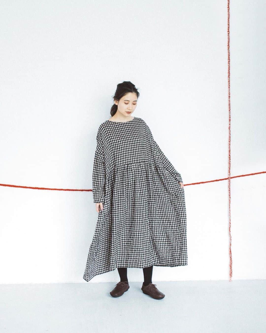 ナチュランさんのインスタグラム写真 - (ナチュランInstagram)「大人の女性が上手に着こなす【 ICHI Antiquites 】あたたかな秋のチェック﻿ ﻿ 糸の色から配色、柄のパターン、生地の厚さまでこだわって作られる「ICHI Antiquités」のチェックシリーズ。﻿ 毎シーズン人気のリネンタータンチェック新色ワンピースは先行販売！また、今季注目のコットンウール素材を使った新作アイテムなど、この秋取り入れたい上品な着こなしと共にご紹介いたします。﻿ ﻿ ﻿ -----------﻿ ■コットンウールギンガム切り替えワンピース[ICH-2A47-1615-A]﻿ 体が泳ぐゆったりとしたシルエットで、締めつけなくストレスフリーで着られるワンピースは、ウエスト切り替えからギャザーを加え、すっきりとした見た目に仕上げました。﻿ ﻿ ﻿ -----------﻿ ■コットンウールギンガムジャケット[ICH-2A47-1614-A]﻿ 柔らかで肌触りのよいコットンウール素材で仕立てたギンガムチェック柄のジャケットは、短めの着丈でパンツやスカートなどいろいろなアイテムと相性がよく、着こなしの幅を広げてくれるのも魅力。﻿ ﻿ ﻿ -----------﻿ ■リネンタータンチェックドレス[ICH-2A47-1608-A]﻿ 毎シーズン人気のリネンタータンチェックワンピース。今回はブラックベースにレッドが効いた大人のチェックです。高級感のある色合いで、甘さをおさえた秋の着こなしを叶えます。﻿ ﻿ ﻿ ﻿ ------------------------------﻿ ▶️お買いものは写真内のタグをタップしてくださいね。またはプロフィールからもナチュランへリンクしています。→@natulan_official﻿ ﻿ ▶️写真内のタグは、販売中でも消えている場合がございます。ぜひ、ナチュランの検索窓から、注文番号又は商品名を、検索してみてくださいね。﻿ ﻿ ▶️プロフィール画面では、季節のおすすめ商品や、再入荷情報をご紹介しています。ぜひ、ご覧くださいませ。→@natulan_official﻿ ﻿ ----------- #lifewear #fashion #今日のコーデ #コーディネート #ファッション #ナチュラル #ナチュラン #natulan #日々の暮らし #暮らしを楽しむ #シンプルライフ #シンプルコーデ #大人女子 #大人コーデ #ナチュラルコーデ #チェック #タータンチェック #ギンガムチェック #ワンピース #ワンピースコーデ #ドレス #ジャケット #秋コーデ #新作 #ICHIAntiquites #イチアンティークス #natulan_official　@ichi_antiquites」10月7日 18時58分 - natulan_official