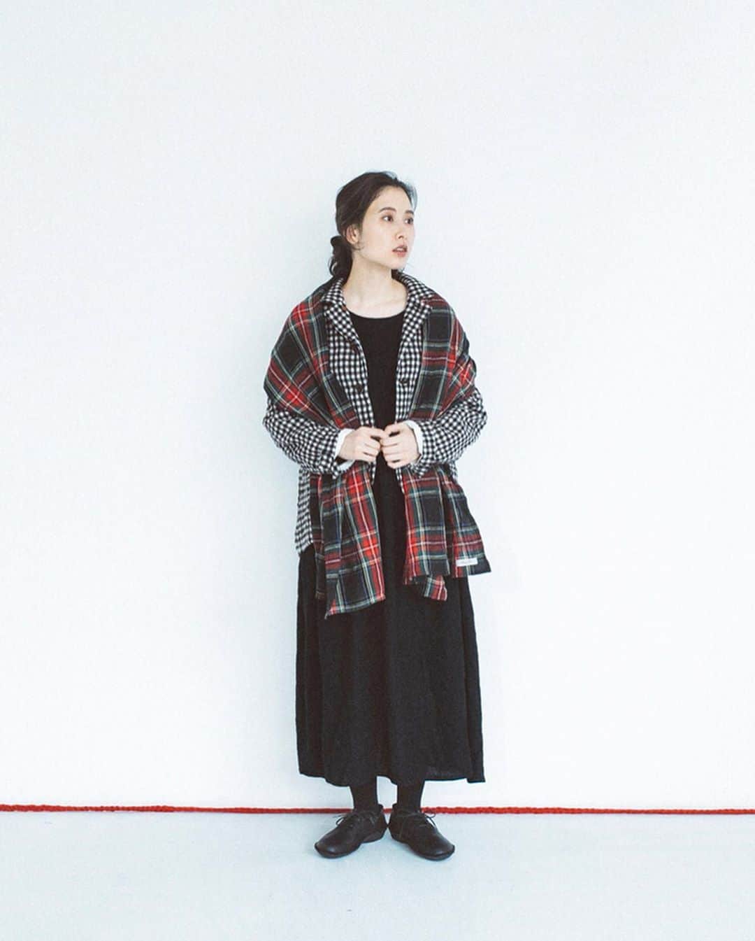 ナチュランさんのインスタグラム写真 - (ナチュランInstagram)「大人の女性が上手に着こなす【 ICHI Antiquites 】あたたかな秋のチェック﻿ ﻿ 糸の色から配色、柄のパターン、生地の厚さまでこだわって作られる「ICHI Antiquités」のチェックシリーズ。﻿ 毎シーズン人気のリネンタータンチェック新色ワンピースは先行販売！また、今季注目のコットンウール素材を使った新作アイテムなど、この秋取り入れたい上品な着こなしと共にご紹介いたします。﻿ ﻿ ﻿ -----------﻿ ■コットンウールギンガム切り替えワンピース[ICH-2A47-1615-A]﻿ 体が泳ぐゆったりとしたシルエットで、締めつけなくストレスフリーで着られるワンピースは、ウエスト切り替えからギャザーを加え、すっきりとした見た目に仕上げました。﻿ ﻿ ﻿ -----------﻿ ■コットンウールギンガムジャケット[ICH-2A47-1614-A]﻿ 柔らかで肌触りのよいコットンウール素材で仕立てたギンガムチェック柄のジャケットは、短めの着丈でパンツやスカートなどいろいろなアイテムと相性がよく、着こなしの幅を広げてくれるのも魅力。﻿ ﻿ ﻿ -----------﻿ ■リネンタータンチェックドレス[ICH-2A47-1608-A]﻿ 毎シーズン人気のリネンタータンチェックワンピース。今回はブラックベースにレッドが効いた大人のチェックです。高級感のある色合いで、甘さをおさえた秋の着こなしを叶えます。﻿ ﻿ ﻿ ﻿ ------------------------------﻿ ▶️お買いものは写真内のタグをタップしてくださいね。またはプロフィールからもナチュランへリンクしています。→@natulan_official﻿ ﻿ ▶️写真内のタグは、販売中でも消えている場合がございます。ぜひ、ナチュランの検索窓から、注文番号又は商品名を、検索してみてくださいね。﻿ ﻿ ▶️プロフィール画面では、季節のおすすめ商品や、再入荷情報をご紹介しています。ぜひ、ご覧くださいませ。→@natulan_official﻿ ﻿ ----------- #lifewear #fashion #今日のコーデ #コーディネート #ファッション #ナチュラル #ナチュラン #natulan #日々の暮らし #暮らしを楽しむ #シンプルライフ #シンプルコーデ #大人女子 #大人コーデ #ナチュラルコーデ #チェック #タータンチェック #ギンガムチェック #ワンピース #ワンピースコーデ #ドレス #ジャケット #秋コーデ #新作 #ICHIAntiquites #イチアンティークス #natulan_official　@ichi_antiquites」10月7日 18時58分 - natulan_official