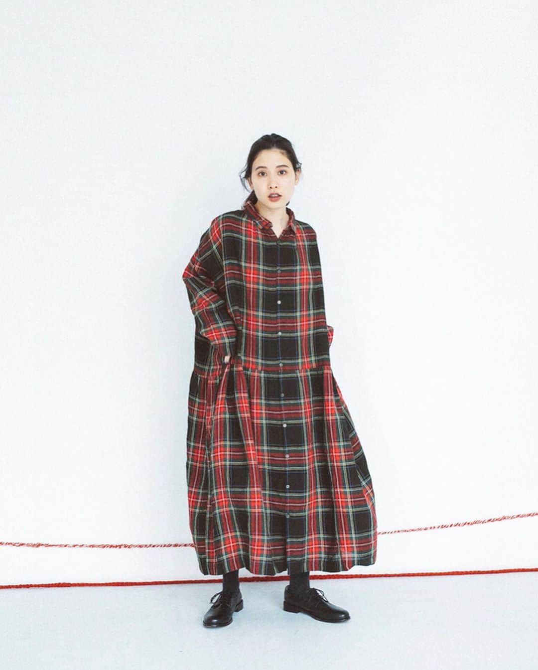ナチュランさんのインスタグラム写真 - (ナチュランInstagram)「大人の女性が上手に着こなす【 ICHI Antiquites 】あたたかな秋のチェック﻿ ﻿ 糸の色から配色、柄のパターン、生地の厚さまでこだわって作られる「ICHI Antiquités」のチェックシリーズ。﻿ 毎シーズン人気のリネンタータンチェック新色ワンピースは先行販売！また、今季注目のコットンウール素材を使った新作アイテムなど、この秋取り入れたい上品な着こなしと共にご紹介いたします。﻿ ﻿ ﻿ -----------﻿ ■コットンウールギンガム切り替えワンピース[ICH-2A47-1615-A]﻿ 体が泳ぐゆったりとしたシルエットで、締めつけなくストレスフリーで着られるワンピースは、ウエスト切り替えからギャザーを加え、すっきりとした見た目に仕上げました。﻿ ﻿ ﻿ -----------﻿ ■コットンウールギンガムジャケット[ICH-2A47-1614-A]﻿ 柔らかで肌触りのよいコットンウール素材で仕立てたギンガムチェック柄のジャケットは、短めの着丈でパンツやスカートなどいろいろなアイテムと相性がよく、着こなしの幅を広げてくれるのも魅力。﻿ ﻿ ﻿ -----------﻿ ■リネンタータンチェックドレス[ICH-2A47-1608-A]﻿ 毎シーズン人気のリネンタータンチェックワンピース。今回はブラックベースにレッドが効いた大人のチェックです。高級感のある色合いで、甘さをおさえた秋の着こなしを叶えます。﻿ ﻿ ﻿ ﻿ ------------------------------﻿ ▶️お買いものは写真内のタグをタップしてくださいね。またはプロフィールからもナチュランへリンクしています。→@natulan_official﻿ ﻿ ▶️写真内のタグは、販売中でも消えている場合がございます。ぜひ、ナチュランの検索窓から、注文番号又は商品名を、検索してみてくださいね。﻿ ﻿ ▶️プロフィール画面では、季節のおすすめ商品や、再入荷情報をご紹介しています。ぜひ、ご覧くださいませ。→@natulan_official﻿ ﻿ ----------- #lifewear #fashion #今日のコーデ #コーディネート #ファッション #ナチュラル #ナチュラン #natulan #日々の暮らし #暮らしを楽しむ #シンプルライフ #シンプルコーデ #大人女子 #大人コーデ #ナチュラルコーデ #チェック #タータンチェック #ギンガムチェック #ワンピース #ワンピースコーデ #ドレス #ジャケット #秋コーデ #新作 #ICHIAntiquites #イチアンティークス #natulan_official　@ichi_antiquites」10月7日 18時58分 - natulan_official