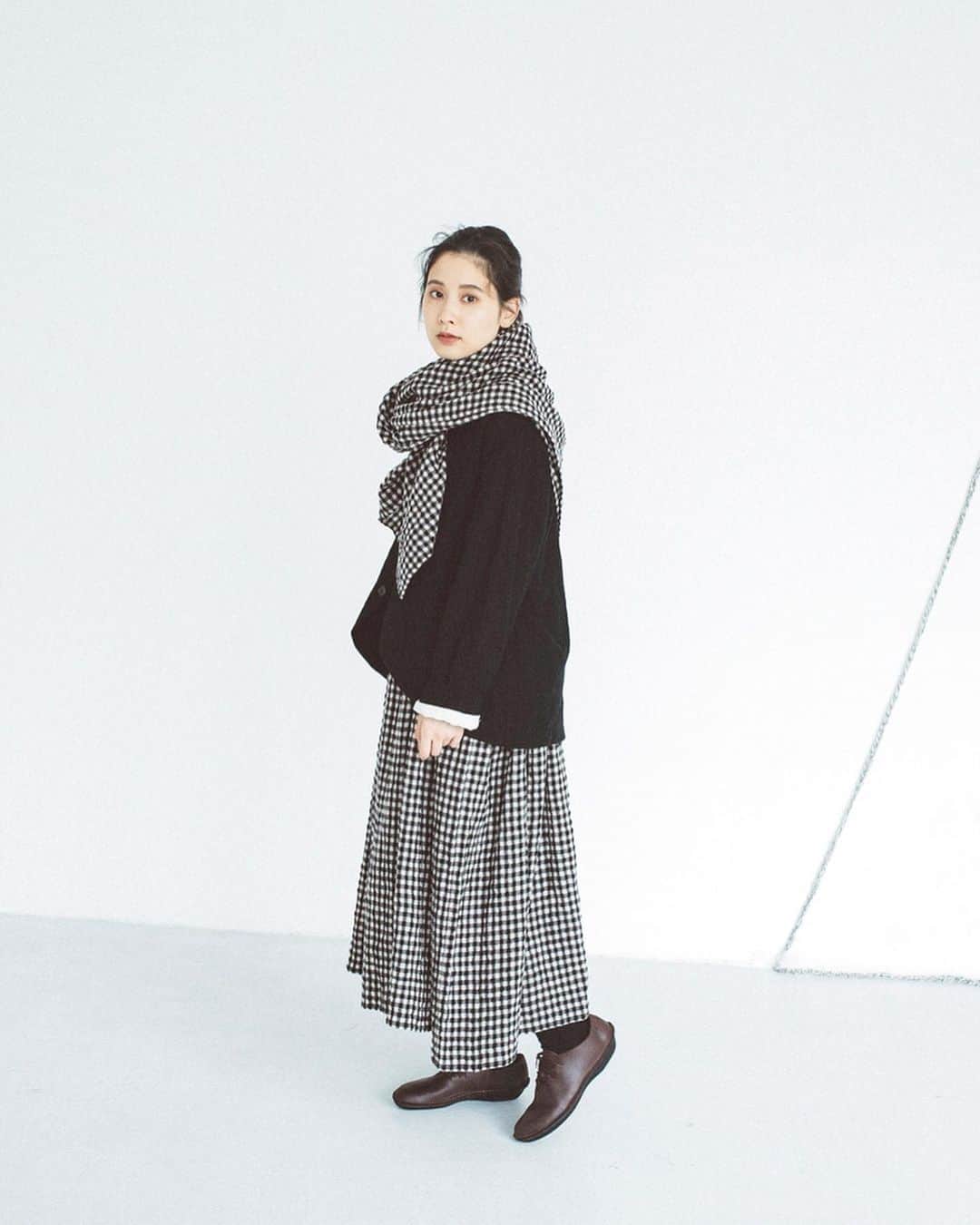 ナチュランさんのインスタグラム写真 - (ナチュランInstagram)「大人の女性が上手に着こなす【 ICHI Antiquites 】あたたかな秋のチェック﻿ ﻿ 糸の色から配色、柄のパターン、生地の厚さまでこだわって作られる「ICHI Antiquités」のチェックシリーズ。﻿ 毎シーズン人気のリネンタータンチェック新色ワンピースは先行販売！また、今季注目のコットンウール素材を使った新作アイテムなど、この秋取り入れたい上品な着こなしと共にご紹介いたします。﻿ ﻿ ﻿ -----------﻿ ■コットンウールギンガム切り替えワンピース[ICH-2A47-1615-A]﻿ 体が泳ぐゆったりとしたシルエットで、締めつけなくストレスフリーで着られるワンピースは、ウエスト切り替えからギャザーを加え、すっきりとした見た目に仕上げました。﻿ ﻿ ﻿ -----------﻿ ■コットンウールギンガムジャケット[ICH-2A47-1614-A]﻿ 柔らかで肌触りのよいコットンウール素材で仕立てたギンガムチェック柄のジャケットは、短めの着丈でパンツやスカートなどいろいろなアイテムと相性がよく、着こなしの幅を広げてくれるのも魅力。﻿ ﻿ ﻿ -----------﻿ ■リネンタータンチェックドレス[ICH-2A47-1608-A]﻿ 毎シーズン人気のリネンタータンチェックワンピース。今回はブラックベースにレッドが効いた大人のチェックです。高級感のある色合いで、甘さをおさえた秋の着こなしを叶えます。﻿ ﻿ ﻿ ﻿ ------------------------------﻿ ▶️お買いものは写真内のタグをタップしてくださいね。またはプロフィールからもナチュランへリンクしています。→@natulan_official﻿ ﻿ ▶️写真内のタグは、販売中でも消えている場合がございます。ぜひ、ナチュランの検索窓から、注文番号又は商品名を、検索してみてくださいね。﻿ ﻿ ▶️プロフィール画面では、季節のおすすめ商品や、再入荷情報をご紹介しています。ぜひ、ご覧くださいませ。→@natulan_official﻿ ﻿ ----------- #lifewear #fashion #今日のコーデ #コーディネート #ファッション #ナチュラル #ナチュラン #natulan #日々の暮らし #暮らしを楽しむ #シンプルライフ #シンプルコーデ #大人女子 #大人コーデ #ナチュラルコーデ #チェック #タータンチェック #ギンガムチェック #ワンピース #ワンピースコーデ #ドレス #ジャケット #秋コーデ #新作 #ICHIAntiquites #イチアンティークス #natulan_official　@ichi_antiquites」10月7日 18時58分 - natulan_official