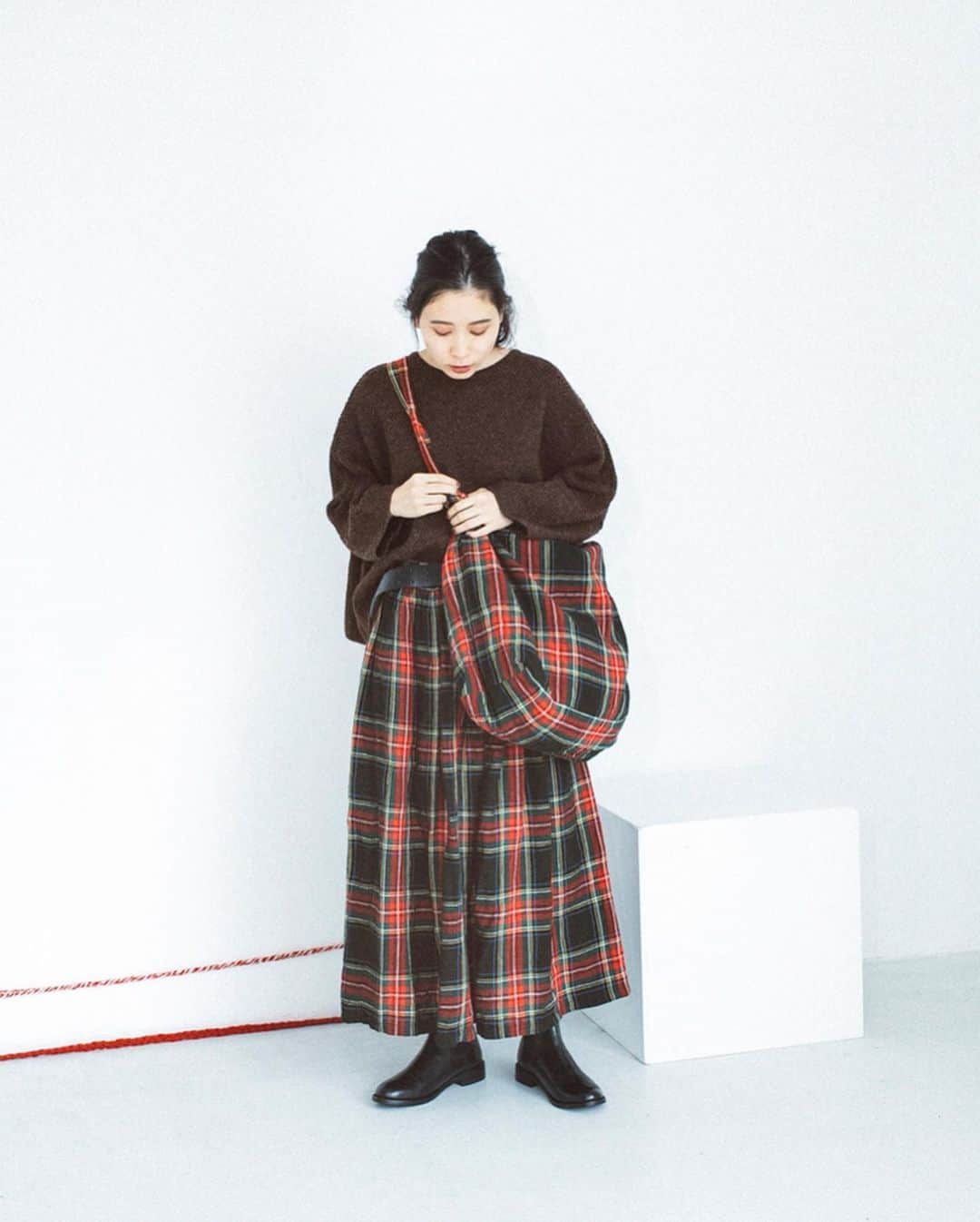 ナチュランさんのインスタグラム写真 - (ナチュランInstagram)「大人の女性が上手に着こなす【 ICHI Antiquites 】あたたかな秋のチェック﻿ ﻿ 糸の色から配色、柄のパターン、生地の厚さまでこだわって作られる「ICHI Antiquités」のチェックシリーズ。﻿ 毎シーズン人気のリネンタータンチェック新色ワンピースは先行販売！また、今季注目のコットンウール素材を使った新作アイテムなど、この秋取り入れたい上品な着こなしと共にご紹介いたします。﻿ ﻿ ﻿ -----------﻿ ■コットンウールギンガム切り替えワンピース[ICH-2A47-1615-A]﻿ 体が泳ぐゆったりとしたシルエットで、締めつけなくストレスフリーで着られるワンピースは、ウエスト切り替えからギャザーを加え、すっきりとした見た目に仕上げました。﻿ ﻿ ﻿ -----------﻿ ■コットンウールギンガムジャケット[ICH-2A47-1614-A]﻿ 柔らかで肌触りのよいコットンウール素材で仕立てたギンガムチェック柄のジャケットは、短めの着丈でパンツやスカートなどいろいろなアイテムと相性がよく、着こなしの幅を広げてくれるのも魅力。﻿ ﻿ ﻿ -----------﻿ ■リネンタータンチェックドレス[ICH-2A47-1608-A]﻿ 毎シーズン人気のリネンタータンチェックワンピース。今回はブラックベースにレッドが効いた大人のチェックです。高級感のある色合いで、甘さをおさえた秋の着こなしを叶えます。﻿ ﻿ ﻿ ﻿ ------------------------------﻿ ▶️お買いものは写真内のタグをタップしてくださいね。またはプロフィールからもナチュランへリンクしています。→@natulan_official﻿ ﻿ ▶️写真内のタグは、販売中でも消えている場合がございます。ぜひ、ナチュランの検索窓から、注文番号又は商品名を、検索してみてくださいね。﻿ ﻿ ▶️プロフィール画面では、季節のおすすめ商品や、再入荷情報をご紹介しています。ぜひ、ご覧くださいませ。→@natulan_official﻿ ﻿ ----------- #lifewear #fashion #今日のコーデ #コーディネート #ファッション #ナチュラル #ナチュラン #natulan #日々の暮らし #暮らしを楽しむ #シンプルライフ #シンプルコーデ #大人女子 #大人コーデ #ナチュラルコーデ #チェック #タータンチェック #ギンガムチェック #ワンピース #ワンピースコーデ #ドレス #ジャケット #秋コーデ #新作 #ICHIAntiquites #イチアンティークス #natulan_official　@ichi_antiquites」10月7日 18時58分 - natulan_official