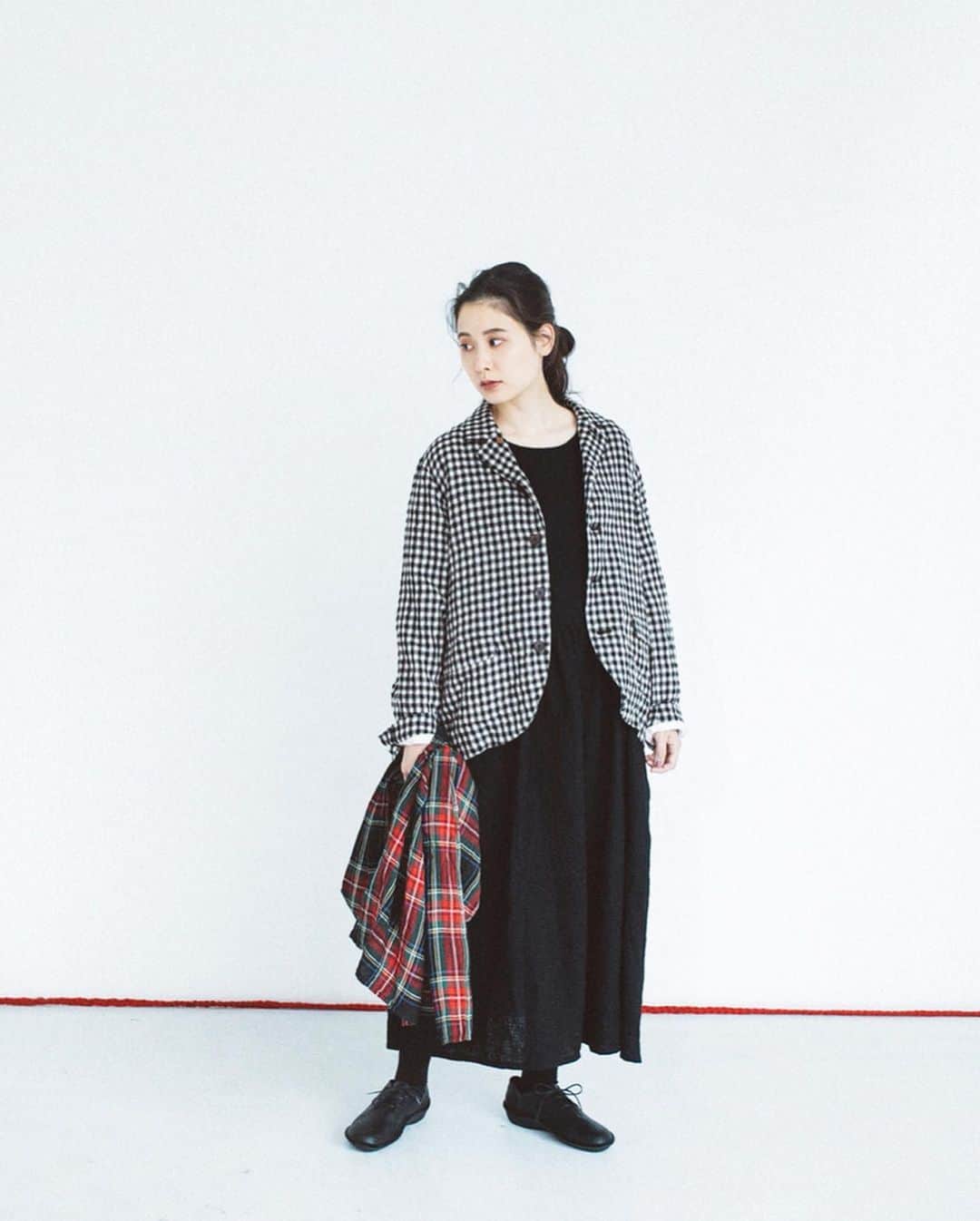 ナチュランさんのインスタグラム写真 - (ナチュランInstagram)「大人の女性が上手に着こなす【 ICHI Antiquites 】あたたかな秋のチェック﻿ ﻿ 糸の色から配色、柄のパターン、生地の厚さまでこだわって作られる「ICHI Antiquités」のチェックシリーズ。﻿ 毎シーズン人気のリネンタータンチェック新色ワンピースは先行販売！また、今季注目のコットンウール素材を使った新作アイテムなど、この秋取り入れたい上品な着こなしと共にご紹介いたします。﻿ ﻿ ﻿ -----------﻿ ■コットンウールギンガム切り替えワンピース[ICH-2A47-1615-A]﻿ 体が泳ぐゆったりとしたシルエットで、締めつけなくストレスフリーで着られるワンピースは、ウエスト切り替えからギャザーを加え、すっきりとした見た目に仕上げました。﻿ ﻿ ﻿ -----------﻿ ■コットンウールギンガムジャケット[ICH-2A47-1614-A]﻿ 柔らかで肌触りのよいコットンウール素材で仕立てたギンガムチェック柄のジャケットは、短めの着丈でパンツやスカートなどいろいろなアイテムと相性がよく、着こなしの幅を広げてくれるのも魅力。﻿ ﻿ ﻿ -----------﻿ ■リネンタータンチェックドレス[ICH-2A47-1608-A]﻿ 毎シーズン人気のリネンタータンチェックワンピース。今回はブラックベースにレッドが効いた大人のチェックです。高級感のある色合いで、甘さをおさえた秋の着こなしを叶えます。﻿ ﻿ ﻿ ﻿ ------------------------------﻿ ▶️お買いものは写真内のタグをタップしてくださいね。またはプロフィールからもナチュランへリンクしています。→@natulan_official﻿ ﻿ ▶️写真内のタグは、販売中でも消えている場合がございます。ぜひ、ナチュランの検索窓から、注文番号又は商品名を、検索してみてくださいね。﻿ ﻿ ▶️プロフィール画面では、季節のおすすめ商品や、再入荷情報をご紹介しています。ぜひ、ご覧くださいませ。→@natulan_official﻿ ﻿ ----------- #lifewear #fashion #今日のコーデ #コーディネート #ファッション #ナチュラル #ナチュラン #natulan #日々の暮らし #暮らしを楽しむ #シンプルライフ #シンプルコーデ #大人女子 #大人コーデ #ナチュラルコーデ #チェック #タータンチェック #ギンガムチェック #ワンピース #ワンピースコーデ #ドレス #ジャケット #秋コーデ #新作 #ICHIAntiquites #イチアンティークス #natulan_official　@ichi_antiquites」10月7日 18時58分 - natulan_official