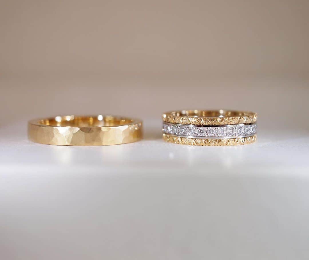 常岡康弘さんのインスタグラム写真 - (常岡康弘Instagram)「K18YG&Pt900 / marriage ring. . 男性は表面に叩き加工を入れ、仕上げは光沢を消してマットに。 女性はダイヤを一周入れたフルエタニティリングを真ん中に両側からK18YG彫り模様を入れたリング、合わせて3本のリングが重ね着けできるよう製作したマリッジリング(結婚指輪)です！ . #tsuneokajewelry#結婚指輪#マリッジリング#オーダーメイド#フルエタニティリング#ダイヤモンド#ジュエリー#fukuoka#ブライダル」10月7日 18時58分 - tsuneokajewelry