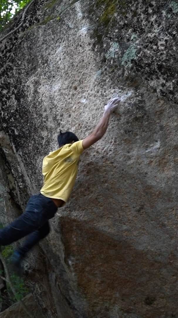 のインスタグラム：「Rock Climbing at mount Mizugaki with @kai_hrd and @taisei_homma  I flashed this boulder but I don’t think the Minerva is v12 I think it is around v10. I put my personal opinion. Anyway today was great day!!  @monturajapan @frictionlabs @eyecandyworks @rollfilm_suck @suuuuupastrong #climbing #rockclimbing #bouldering #helloclimber #クライミング #ボルダリング」
