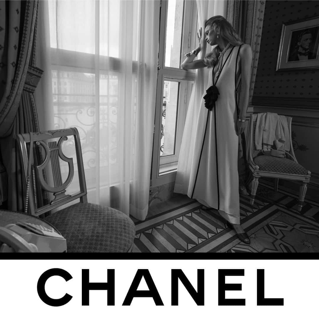 シャネルさんのインスタグラム写真 - (シャネルInstagram)「INTERIOR: BY A WINDOW. The refined simplicity of black and white — Rianne Van Rompaey wearing the CHANEL Spring-Summer 2021 Ready-to-Wear collection. Part of a series of 12 scenes photographed by Inez & Vinoodh.  See all the looks on chanel.com  #CHANELSpringSummer #CHANEL #PFW @Le19M #Le19M @Goossens_Paris #Goossens @InezandVinoodh #InezandVinoodh @RianneVanRompaey」10月7日 19時00分 - chanelofficial