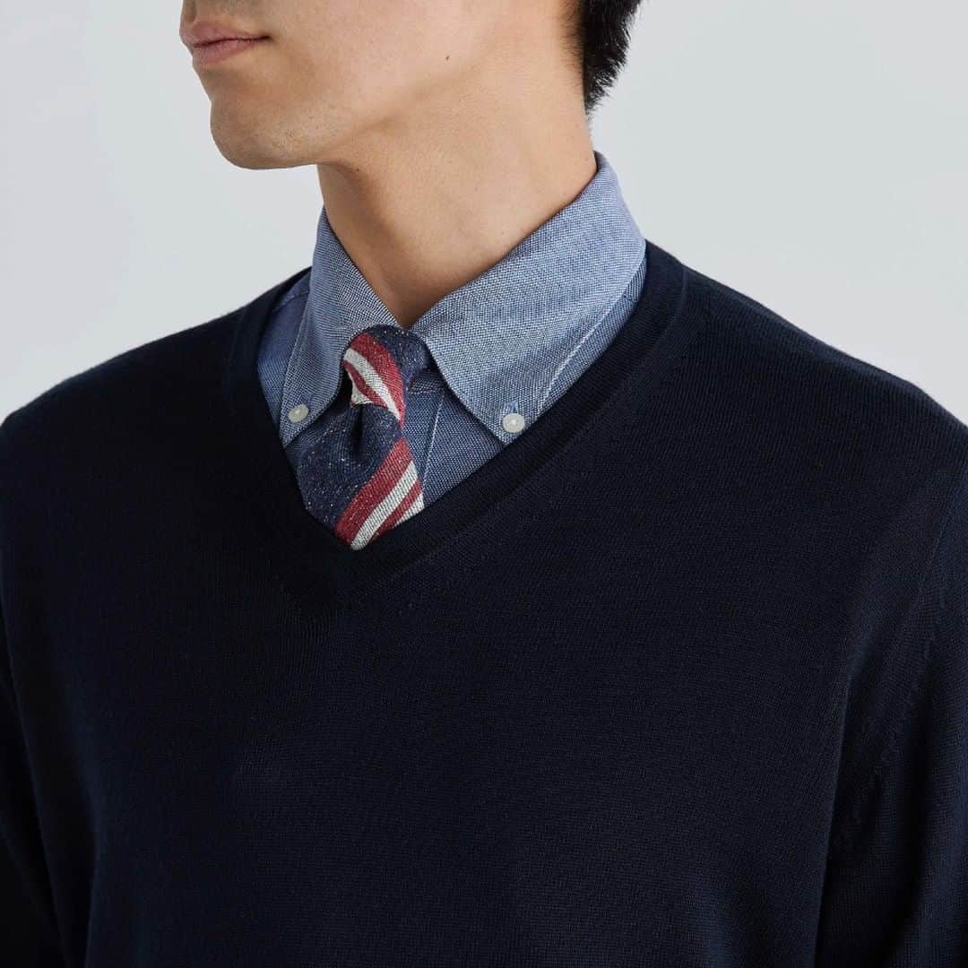 ORIHICAさんのインスタグラム写真 - (ORIHICAInstagram)「ㅤ 今年はテレワークでも大活躍間違いなし！ ビジカジに最適なVネックセーター  ORIHICAのVネックセーターは ベーシックカラーからアクセントカラーまで、 豊富なカラーバリエーションをご用意しています！ また、洗濯機で洗えるのでお手入れもらくちん。 ぜひお気に入りの1枚を見つけてくださいね♪ ㅤ #ORIHICA #オリヒカ #スーツ #ワイシャツ #スーツ男子 #スーツスタイル #ジャケットコーデ #ジャケットスタイル #スーツのある日常 #ビジネススーツ #フォーマルスーツ #結婚式スーツ #メンズコーディネート #ビジネスマン #ビジネススタイル #スーツコーデ #ビジカジ #大人男子 #男性ファッション #スーツ着こなし #メンズスーツ #仕事着 #Vゾーン #Vネックセーター #Vネックニット #ビジカジスタイル #ビジカジコーデ #ニット男子 #プルオーバーニット #秋冬コーディネート」10月7日 19時00分 - orihica_official