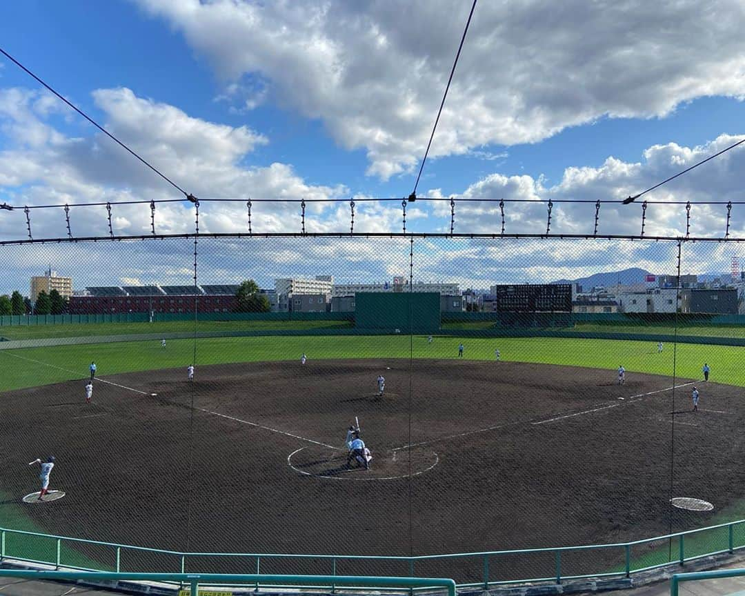 五十幡裕介さんのインスタグラム写真 - (五十幡裕介Instagram)「今日は、高校野球の取材で麻生球場へ。 秋季北海道高等学校野球大会準々決勝 . 札幌光星１２１　０００　１２３　０　　１０ 武修館　００１　０４１　００４　１×  １１ . スコアを見てもわかるように、 終盤互いに意地を見せ合いましたが、武修館がベスト4へ。 武修館の小林正人監督は 「選手たちが本当によく粘ってくれた。すごいです」。 本当にすさまじい試合でした。 春のセンバツにつながるこの大会、 明日でベスト4全てのチームが出揃います。  #高校野球 #秋 の #全道大会 #甲子園 #春 #センバツ へ #駒大苫小牧 #札幌第一 #稚内大谷 #知内 #中標津 #クラーク国際 #札幌日大 #帯広農業 #北海 #旭川大学 #国際情報 #遠軽 #函館大有斗 #旭川実業 #白樺学園 #小樽双葉 #武修館 #札幌光星 #千歳 #北海道栄 #HTB #アナウンサー #五十幡裕介」10月7日 19時01分 - htb_isohatayusuke