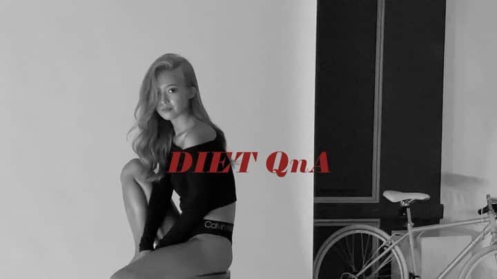 キム・ダヘのインスタグラム：「드디어 찍었다 ,, 다이어트관련 질문이 너어무 많이 와서 스토리나 메세지로 답변드리다가 며칠전 아예 무물로 받아서 캡쳐해놓고 이제 찍었어요 🤣 오늘 다 찍구 편집중인데 인트로먼져... 💛💛💛 빠른시일내로,,, 해볼게요  4월말부터 운동영상 쫙 보는데 약간 찡하네요 ,,,(?) 열심히했다 나 자신아,,」