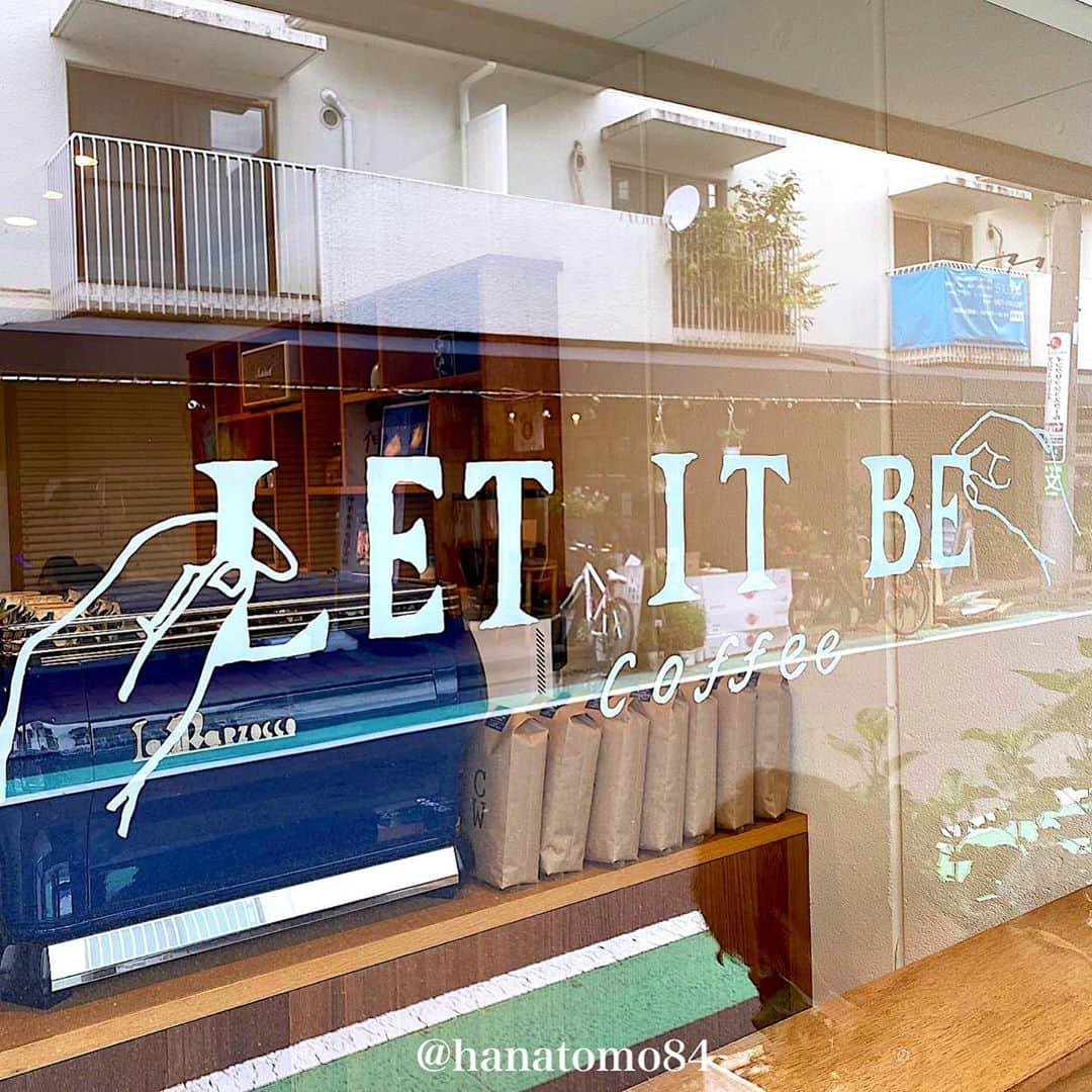 はなともさんのインスタグラム写真 - (はなともInstagram)「. . . 二子玉川にある『Let it be coffee』は 地元の方々に愛される人気のコーヒーショップ . こちらでぜひ食べていただきたいのが「抹茶プリン」(520円) . 専用のグラスに濃厚な抹茶とミルクプリンを合わせた なんともフォトジェニックな一品です。 . 見た目は俗にいう“インスタ映え”ですが 味わいはまさに本物！ . 抹茶のほろ苦さとミルクプリンの甘さが絶妙に絡み合い 美味しいハーモニーを奏でます。 . プリンは固めと軟らかめのちょうど中間ぐらい。 . 抹茶好き＆プリン好きなら間違いなくハマる美味しさですよ！ . ※プリン単体での注文は不可 ドリンクは 不揃いにんじんレモンソーダ(650円)がオススメだよ！ . ————————————————— . 店名 : 『Let it be coffee』 住所 : 東京都世田谷区玉川3-23-25-102  . 二子玉川駅から徒歩5分 . ————————————————— . #東京スイーツ #東京カフェ #抹茶プリン #二子玉川カフェ #二子玉川スイーツ #はなとも二子玉川」10月7日 19時03分 - hanatomo84