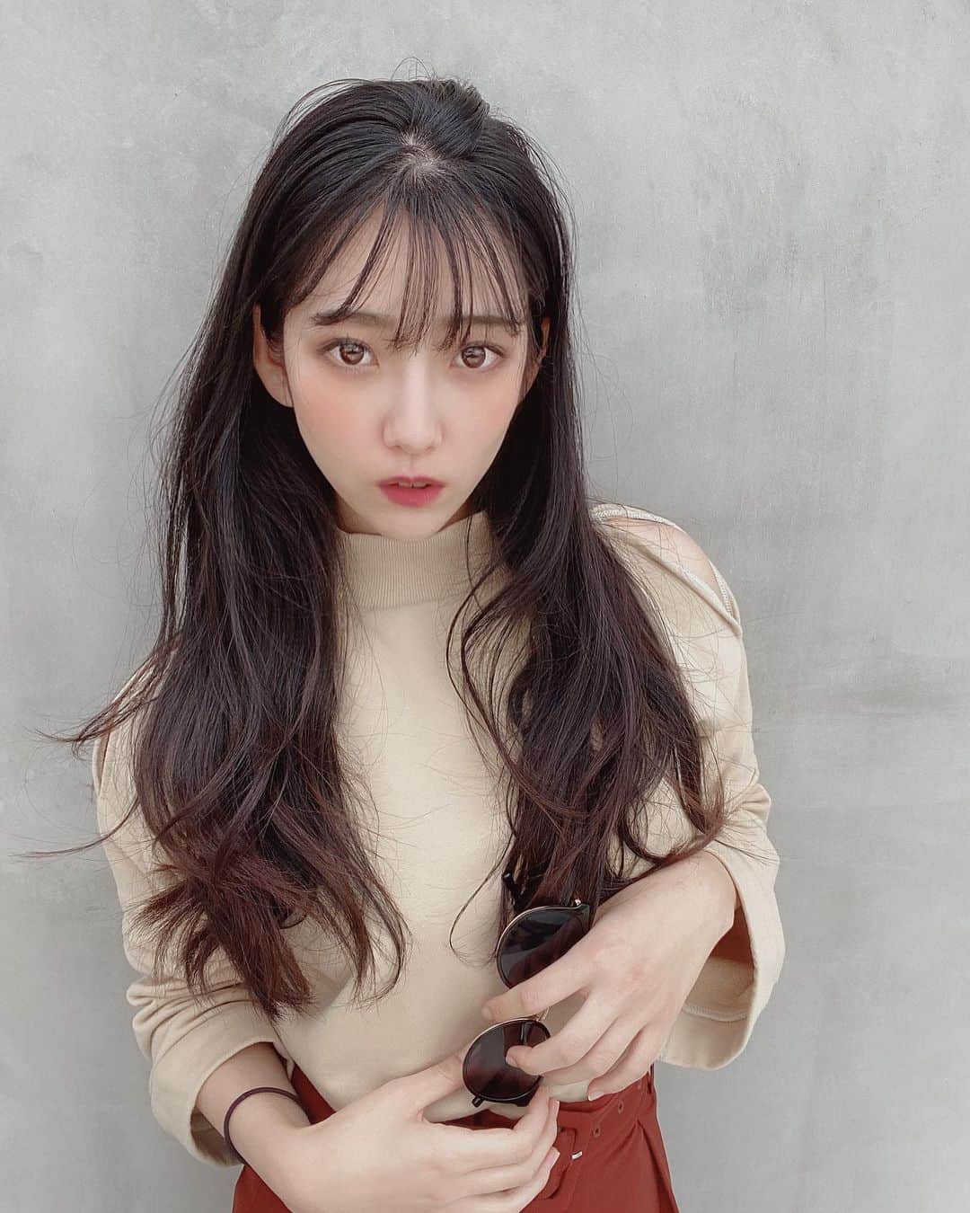 のインスタグラム：「お願いだからみんなの力で 台風どこかに飛ばしてほしいです🙏 . . . . もう少しで新しいお仕事の告知ができます‼️ お楽しみにしてて下さい🥰 . . . . 晴れ女発揮するぞー☘️☀️ . . . #野球 #野球女子 #女子野球 #草野球 #天晴 #トクサンtv #クニヨシtv #告知 はやくしたい　#晴れ女 #椿梨央」