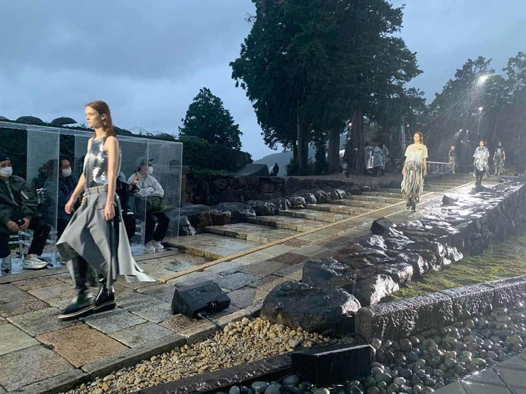 のインスタグラム：「SACAI・2021SS、雨でこそ。 #sacai #2021SS」