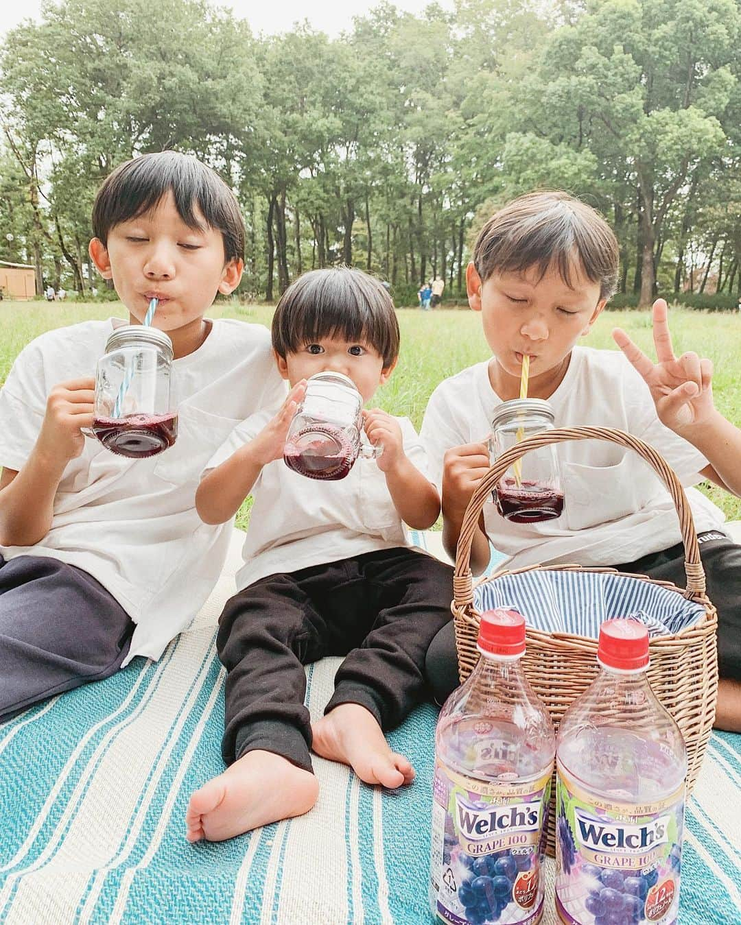 新井ニーニャさんのインスタグラム写真 - (新井ニーニャInstagram)「🌿  この間の𝐂𝐡𝐢𝐥𝐥 𝐭𝐢𝐦𝐞☕️  我が家はいつも水かお茶🍵 ジュースは基本的飲ませてないんだけど ウェルチは別🍇  ブドウ100%で、砂糖不使用なのに 子供達は大好きな味❤️ 2本持って行ったのにすぐ空っぽに なってしまったぁ〜〜🤣  この800gボトルに 12房分のブドウ使ってるから ポリフェノールが 沢山含まれてるんだって🥴💕 美味しいのに身体に良いって素晴らしい😋🤍  三人が良い顔してる写真なかなか撮れないんだけど 兄ふたりが目をつぶったある意味奇跡ショットも 撮れたので載せておきます🤣🙌🍇❤️  可愛いと思ったら是非いいねしてね🥴❤️  #ピクニック #チルタイム #子供の時間 #子供の休日 #ウェルチキッズ #ウェルチ #男の子兄弟 #三兄弟 #仲良し兄弟 #歳の差兄弟 #兄弟 #男の子ママ #ママ #家族day #家族の時間 #BOYS #PR #HAPPYTIME #KIDS」10月7日 19時08分 - 22nina77