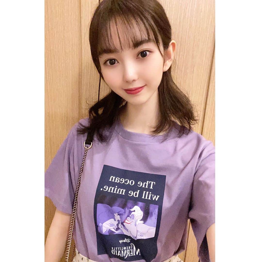 漆畑瑠菜のインスタグラム：「アリエル🧜‍♀️🌙 今GUがディズニーヴィランズと コラボしてるから、嬉しい♡ 買うしかないさ〜 #gu#guコーデ#自撮り#加工 #ディズニー#ディズニーtシャツ#ヴィランズ#アリエル  #リトルマーメイド そろそろ#ディズニー行きたい」