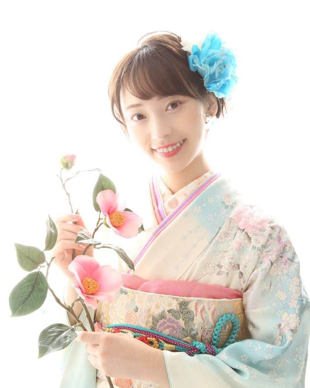 中嶋アンナのインスタグラム：「💠💠💠 ・ 今朝載せたものの別カット🌿 今日も一日お疲れ様でした！ 平日も折り返し地点ですね♪残りも無理せず頑張っていきましょう✊🏻✨ ・ ・ 日付が変わる前に本日の1票、#ぽちアン お待ちしてますね💐🤍 ・ ・ ・  #日本女子大学#ミスコンテスト#ミスコレ#ミスキャン#ミスキャンパス#成人式#前撮り#成人式前撮り #成人式　振袖 #振袖#振袖ヘア#振袖ヘアアレンジ #着物#きもの#サロモ#サロンモデル希望 #撮影モデル #ポートレート#portrait#japanese #japan_photo #kimono #kimonostyle #kimonofashion  #japan_of_insta #instagood #instalike #fff#f4f#f4follow」