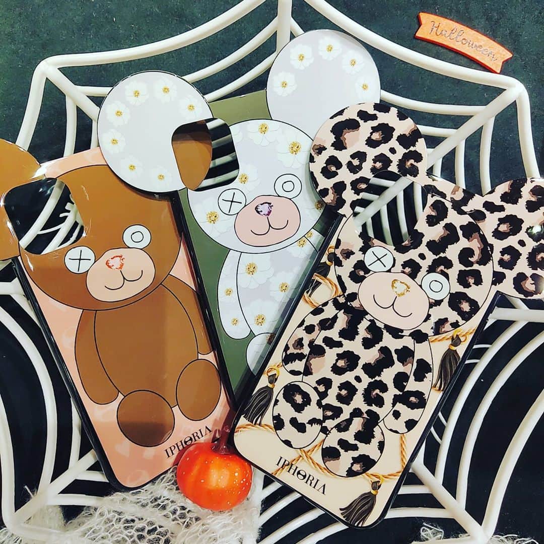 caseplayさんのインスタグラム写真 - (caseplayInstagram)「. 新商品入りました✨ #IPHORIA のiPhoneケース😍  キラキラ、アニマル柄、香水瓶などなど…個性的なデザインが可愛いです♥  #アイフォリア #iphoriagirls #iphoriafam #アニマル柄 #ヒョウ柄好き #衣替え #香水瓶 #キラキラ #ブランドケース #ヒョウ柄 #秋っぽい #halloween #ハロウィン #新商品 #人とかぶりたくない #目立つ #派手可愛い #遊び心 #teddybear #くま好き #スマホケース #ギフトにおすすめ #東急プラザ銀座 #tokyuplazaginza #foxginza #ヒンカリンカ #hinkarinka #銀座」10月7日 19時17分 - fox.inc_store