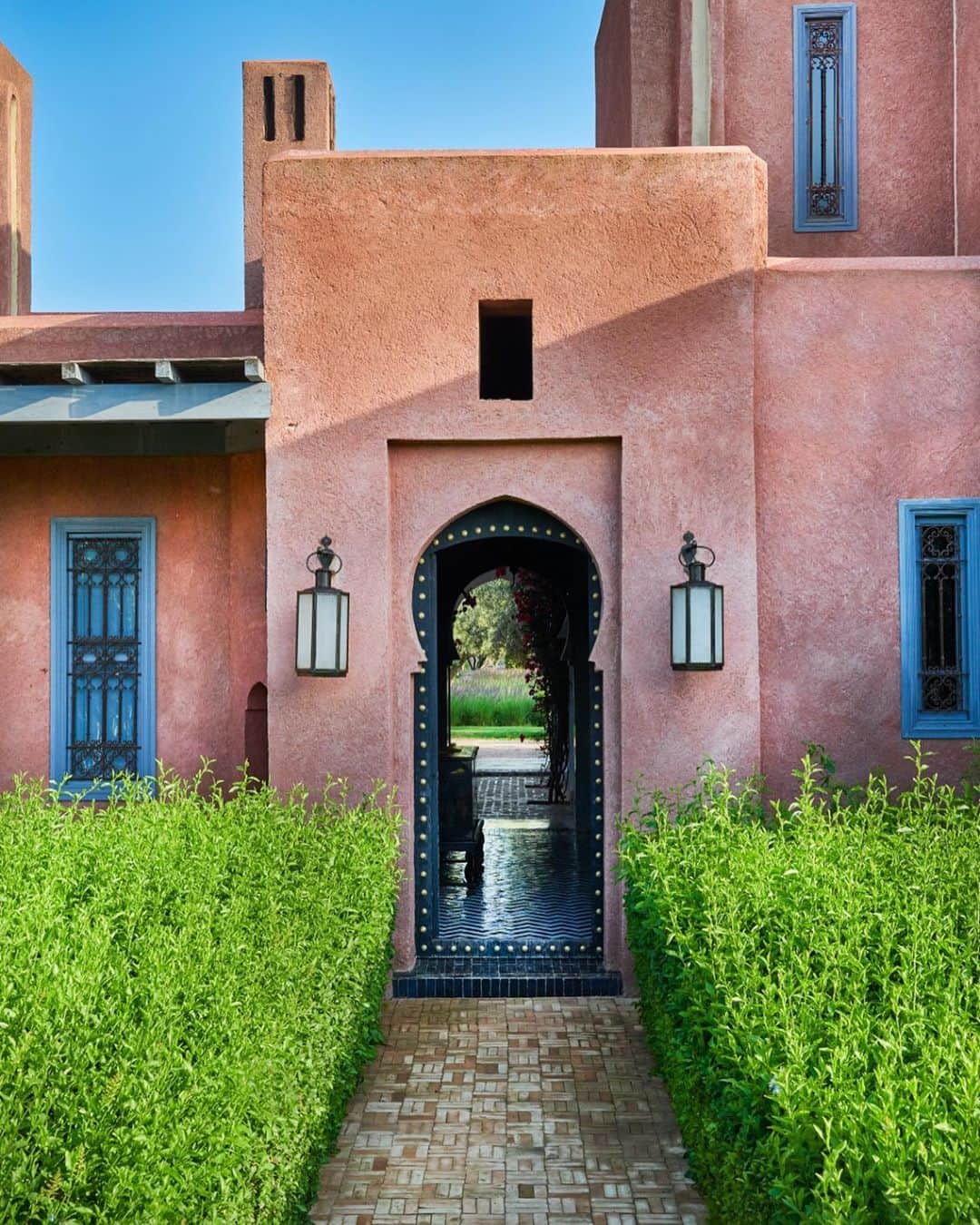 Vogue Parisさんのインスタグラム写真 - (Vogue ParisInstagram)「For those for whom travel is still of the cards, @RizzoliBooks has published a new book to help our minds wander. ‘Inside Marrakesh: Enchanting Homes and Gardens’ is a collection of some of the most beautiful images of houses and gardens in the city, put together by designer @MeryanneInspired and photographer @JeanCazals. Swipe left for a preview」10月7日 19時18分 - voguefrance
