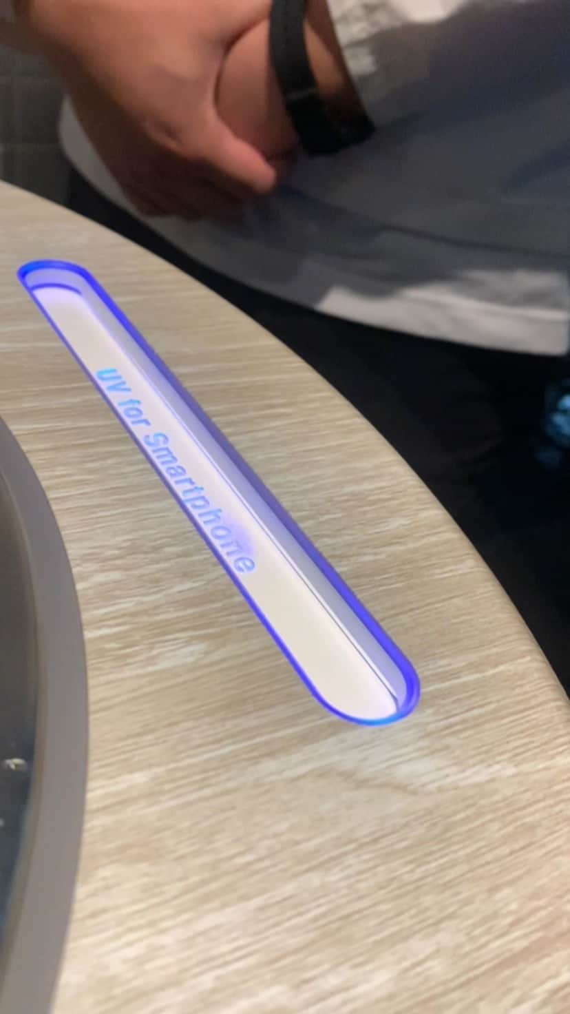 のインスタグラム：「すごい…スマホの除菌をやってくれる機械を発見！ #ラマさんのスマホ #キレイキレイ @kazunorihirama  @hossy」