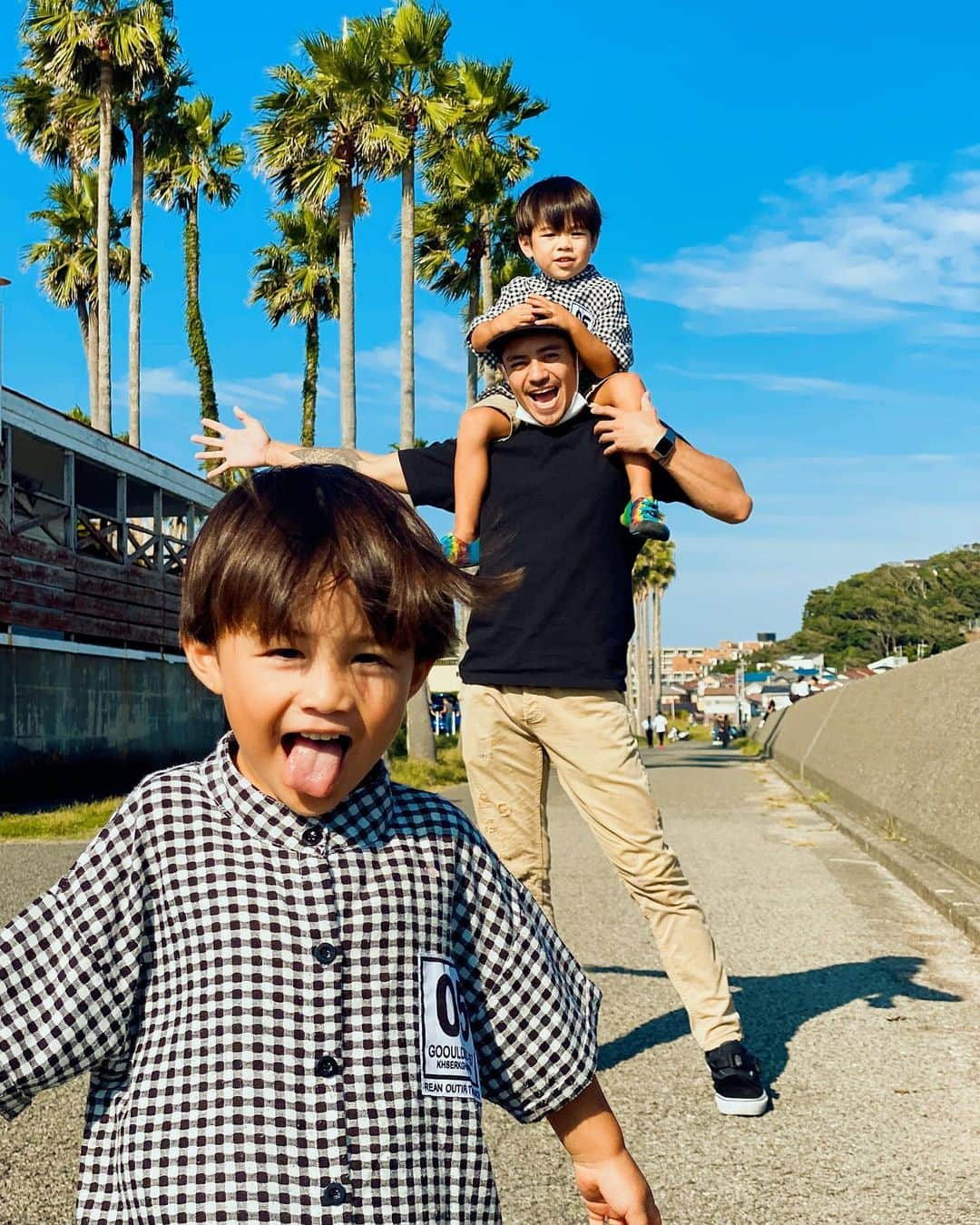 齋藤美波さんのインスタグラム写真 - (齋藤美波Instagram)「🌴🌴🌴 👨🏽‍🦱My brother & my son👦🏻👦🏻 ・ 8月にウチに泊まり来てた弟。 久しぶりに遊んで思ったこと... 何年経っても顔がやかましい🤪笑 なんなら年々濃くなって余計やかましい。  弟が大好きすぎるムゲンは ずっとべったり🤍 大人になっても兄弟でお出かけ出来る 仲でよかったなって改めて思った🤗 久しぶりに2shot🤣👐🏽→9枚目 ・ せっかくの休日いつも 遊んでくれてありがとう！ 早く結婚して子供作って 家族ぐるみで色んなところ 遊び行こーぜー🙋🏾‍♀️笑 ↑こういうのプレッシャーでウザイよねw ・ でもその前に 今の夢叶えるんだぞ🤘🏽✨🌈 応援してる💪🏾 👉🏾 @saitokoji_ten2  ・ ・ #齋藤兄弟 #仲良し兄弟 #兄弟デート #逗子デート#逗子マリーナ #brother#myson#date#zushi#love#family#happy#cute#funnyface」10月7日 19時19分 - saito373minami