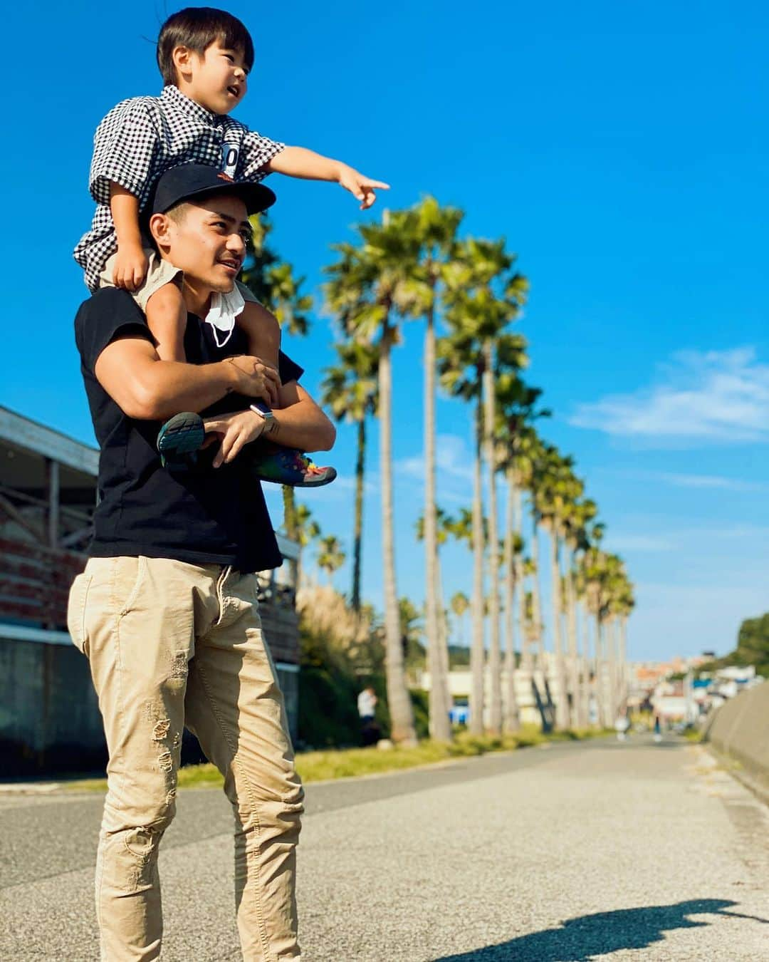 齋藤美波さんのインスタグラム写真 - (齋藤美波Instagram)「🌴🌴🌴 👨🏽‍🦱My brother & my son👦🏻👦🏻 ・ 8月にウチに泊まり来てた弟。 久しぶりに遊んで思ったこと... 何年経っても顔がやかましい🤪笑 なんなら年々濃くなって余計やかましい。  弟が大好きすぎるムゲンは ずっとべったり🤍 大人になっても兄弟でお出かけ出来る 仲でよかったなって改めて思った🤗 久しぶりに2shot🤣👐🏽→9枚目 ・ せっかくの休日いつも 遊んでくれてありがとう！ 早く結婚して子供作って 家族ぐるみで色んなところ 遊び行こーぜー🙋🏾‍♀️笑 ↑こういうのプレッシャーでウザイよねw ・ でもその前に 今の夢叶えるんだぞ🤘🏽✨🌈 応援してる💪🏾 👉🏾 @saitokoji_ten2  ・ ・ #齋藤兄弟 #仲良し兄弟 #兄弟デート #逗子デート#逗子マリーナ #brother#myson#date#zushi#love#family#happy#cute#funnyface」10月7日 19時19分 - saito373minami