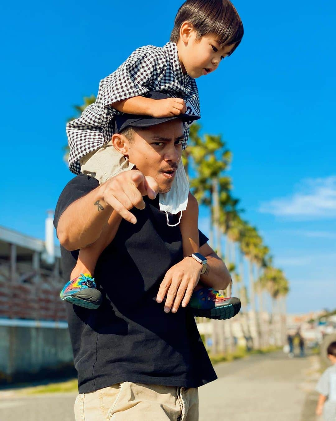 齋藤美波さんのインスタグラム写真 - (齋藤美波Instagram)「🌴🌴🌴 👨🏽‍🦱My brother & my son👦🏻👦🏻 ・ 8月にウチに泊まり来てた弟。 久しぶりに遊んで思ったこと... 何年経っても顔がやかましい🤪笑 なんなら年々濃くなって余計やかましい。  弟が大好きすぎるムゲンは ずっとべったり🤍 大人になっても兄弟でお出かけ出来る 仲でよかったなって改めて思った🤗 久しぶりに2shot🤣👐🏽→9枚目 ・ せっかくの休日いつも 遊んでくれてありがとう！ 早く結婚して子供作って 家族ぐるみで色んなところ 遊び行こーぜー🙋🏾‍♀️笑 ↑こういうのプレッシャーでウザイよねw ・ でもその前に 今の夢叶えるんだぞ🤘🏽✨🌈 応援してる💪🏾 👉🏾 @saitokoji_ten2  ・ ・ #齋藤兄弟 #仲良し兄弟 #兄弟デート #逗子デート#逗子マリーナ #brother#myson#date#zushi#love#family#happy#cute#funnyface」10月7日 19時19分 - saito373minami