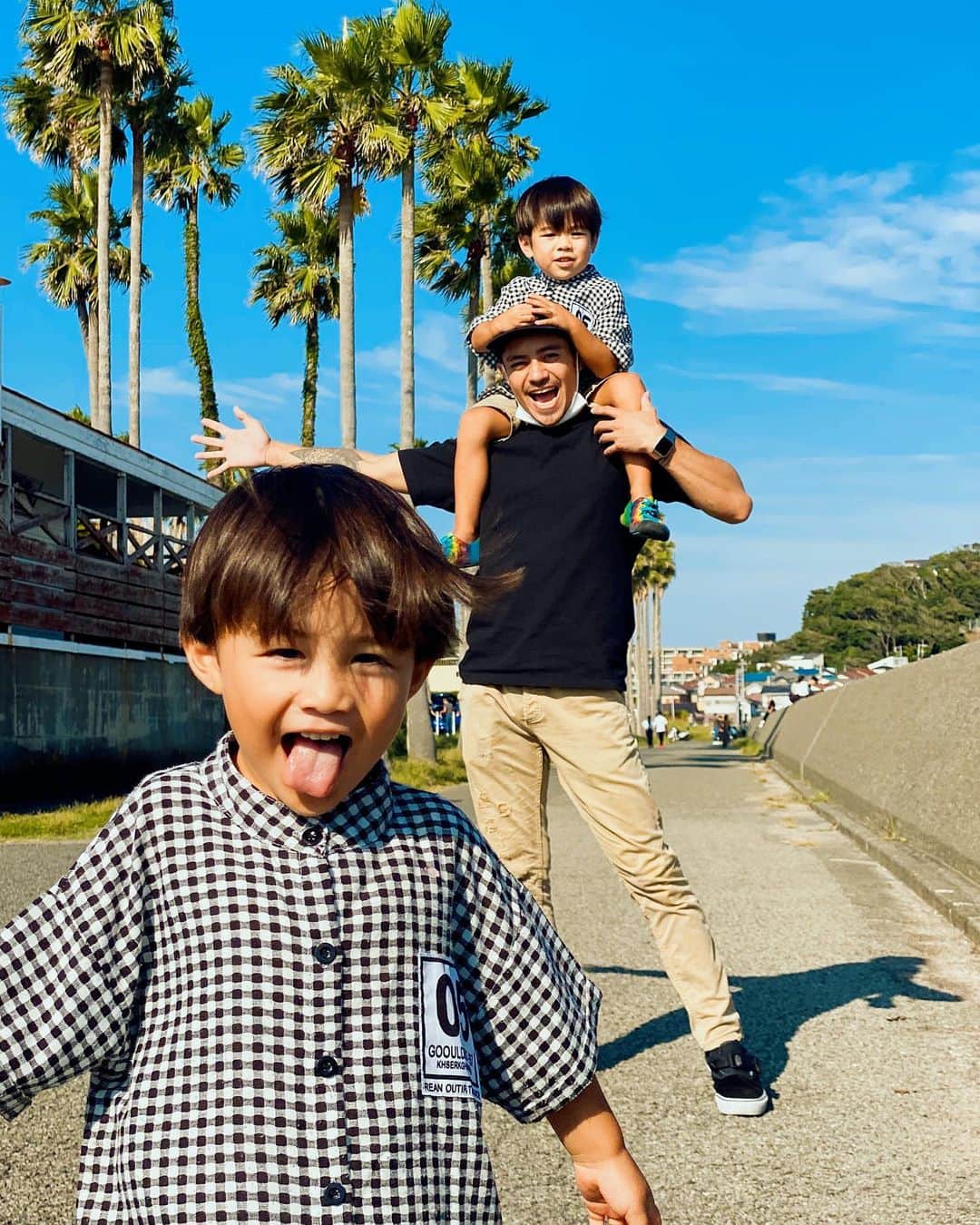 齋藤美波のインスタグラム：「🌴🌴🌴 👨🏽‍🦱My brother & my son👦🏻👦🏻 ・ 8月にウチに泊まり来てた弟。 久しぶりに遊んで思ったこと... 何年経っても顔がやかましい🤪笑 なんなら年々濃くなって余計やかましい。  弟が大好きすぎるムゲンは ずっとべったり🤍 大人になっても兄弟でお出かけ出来る 仲でよかったなって改めて思った🤗 久しぶりに2shot🤣👐🏽→9枚目 ・ せっかくの休日いつも 遊んでくれてありがとう！ 早く結婚して子供作って 家族ぐるみで色んなところ 遊び行こーぜー🙋🏾‍♀️笑 ↑こういうのプレッシャーでウザイよねw ・ でもその前に 今の夢叶えるんだぞ🤘🏽✨🌈 応援してる💪🏾 👉🏾 @saitokoji_ten2  ・ ・ #齋藤兄弟 #仲良し兄弟 #兄弟デート #逗子デート#逗子マリーナ #brother#myson#date#zushi#love#family#happy#cute#funnyface」