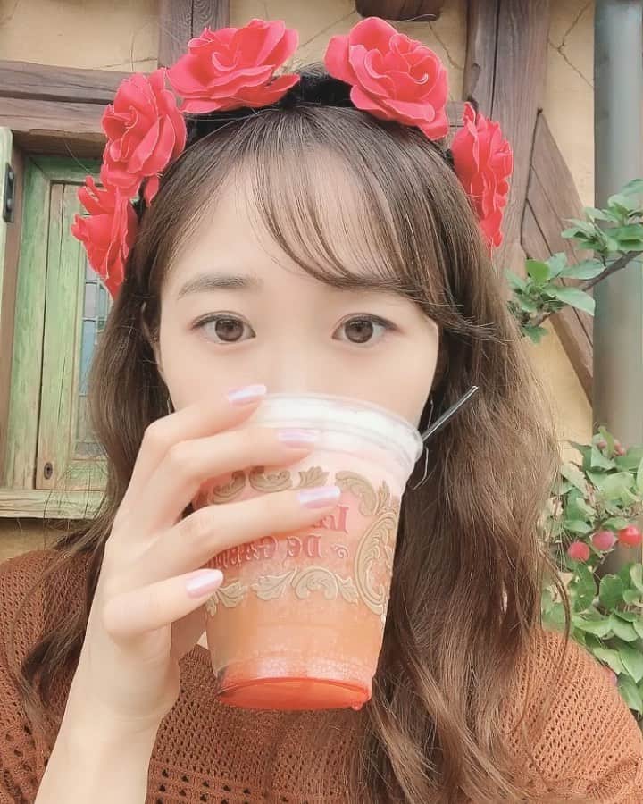吉田友利恵のインスタグラム：「🍺 ただただ飲むどうが。 (泡つかなかった🎅)  #美女と野獣エリア #tdl #ディズニーランド #美女と野獣 #ただただシリーズ☺︎」
