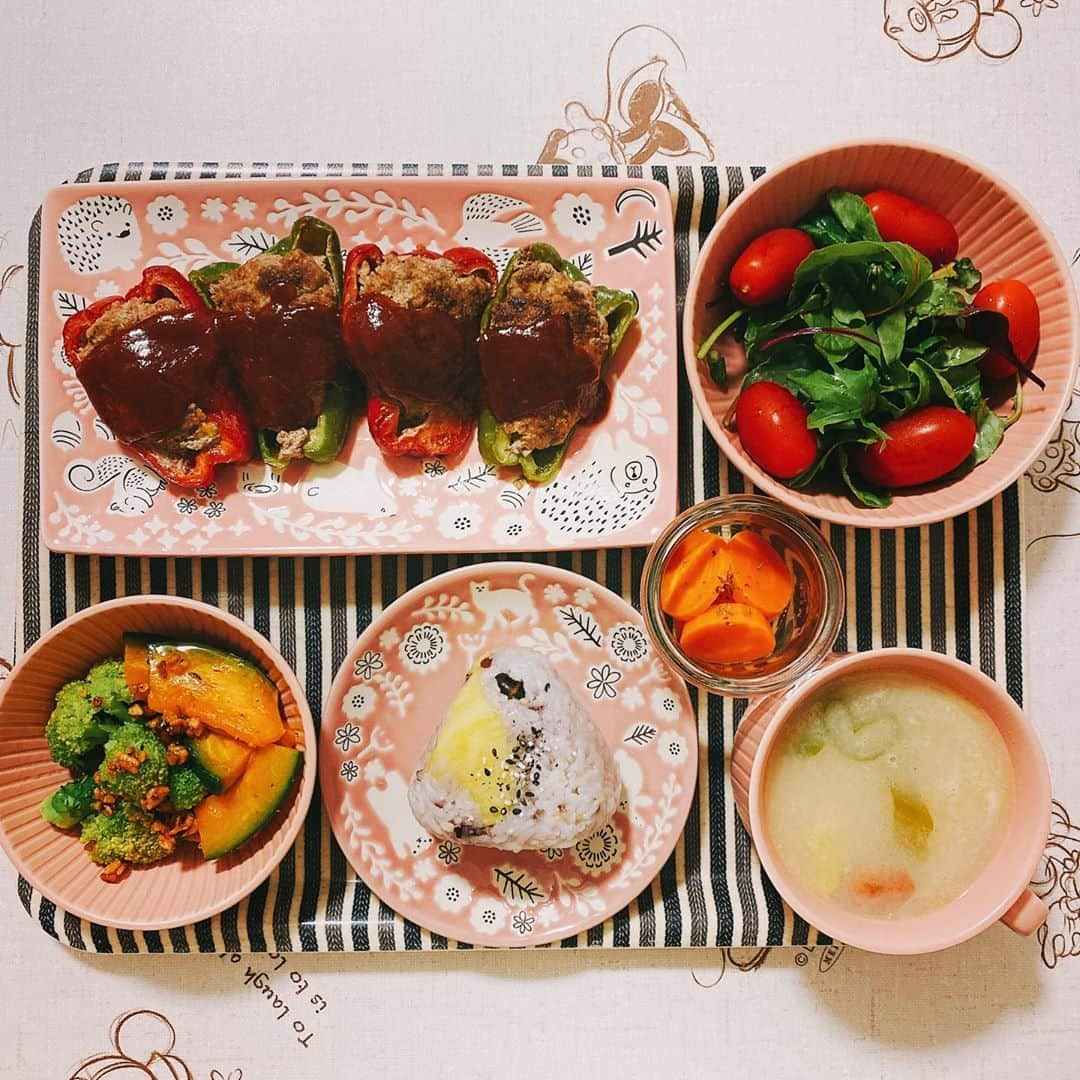 楠見藍子のインスタグラム：「本日と、さいきんの、#おうちごはん🍙🍴( ¨̮ )✩ 栗ごはんとおいもごはんが好きすぎて食べ過ぎています。 #ママ#ごはん#息子#男の子兄弟#5歳#1歳 #長男くんリクエストのピーマンの肉詰め#カラフルにしてみた♡ 今年も‪ #OnigiriAction‬ 参加っ( *ˊᵕˋ)ﾉ ‪10/1-10/31まで、おにぎりにまつわる写真に #OnigiriAction を付けてSNSに投稿、または特設サイト（onigiri-action.com）に投稿すると、協賛企業が寄付し、TABLE FOR TWOを通じて世界の子どもたちに給食５食が届きます🍙✨‬」