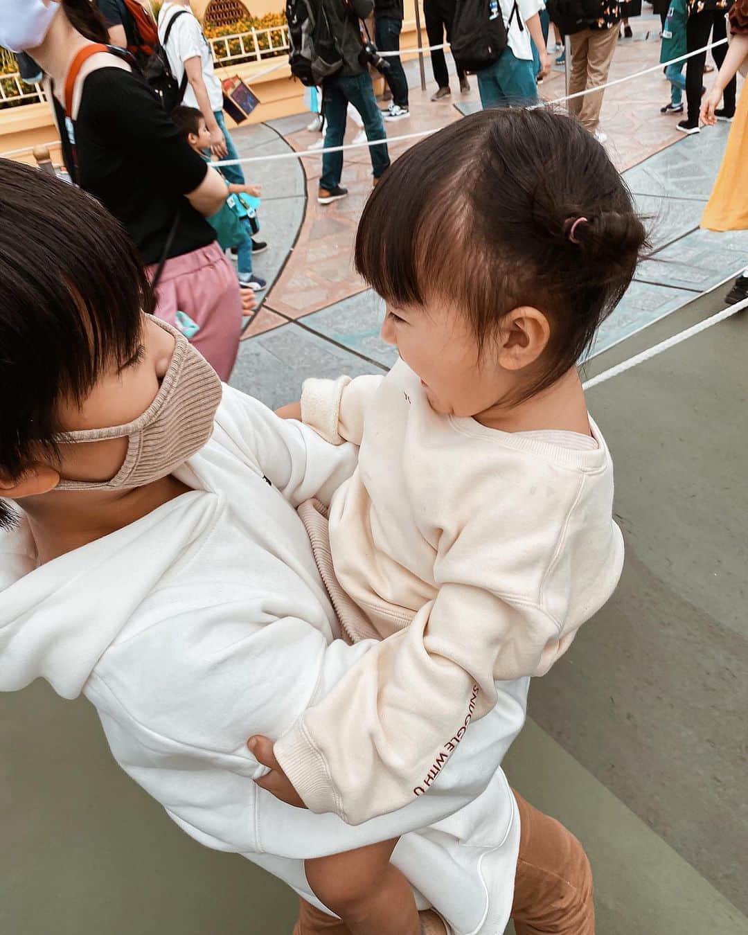 孫きょうのインスタグラム：「写真撮るよー！よりも、 2人を撮る時は自然体が1番👦🏻👧🏻  12kgの妹を抱っこする兄。 35kgの俺を抱っこしてみて、 で腰がやられた母🔥  靴のサイズは 14cmと23cm✌🏽  #10歳 #小5 #3歳 #兄妹  #tokyodisneyland #disneyland」
