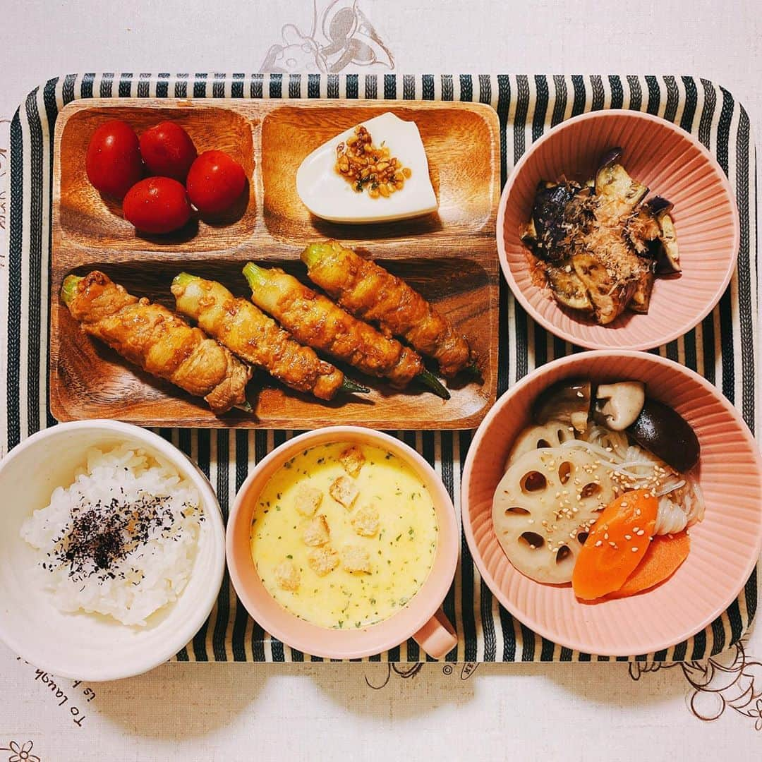 楠見藍子さんのインスタグラム写真 - (楠見藍子Instagram)「本日と、さいきんの、#おうちごはん🍙🍴( ¨̮ )✩ 栗ごはんとおいもごはんが好きすぎて食べ過ぎています。 #ママ#ごはん#息子#男の子兄弟#5歳#1歳 #長男くんリクエストのピーマンの肉詰め#カラフルにしてみた♡ 今年も‪ #OnigiriAction‬ 参加っ( *ˊᵕˋ)ﾉ ‪10/1-10/31まで、おにぎりにまつわる写真に #OnigiriAction を付けてSNSに投稿、または特設サイト（onigiri-action.com）に投稿すると、協賛企業が寄付し、TABLE FOR TWOを通じて世界の子どもたちに給食５食が届きます🍙✨‬」10月7日 19時31分 - minnie_aiko