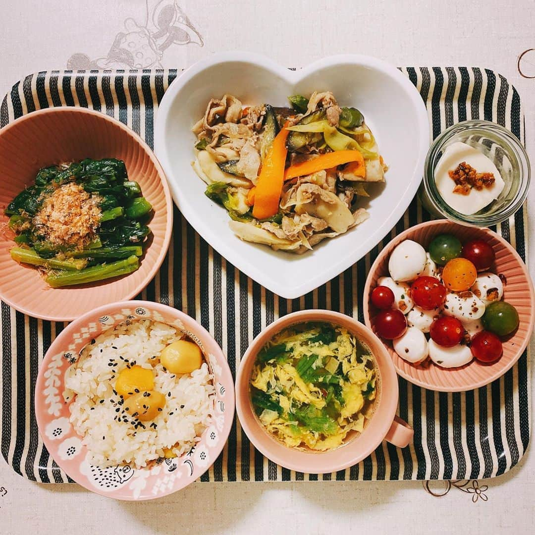 楠見藍子さんのインスタグラム写真 - (楠見藍子Instagram)「本日と、さいきんの、#おうちごはん🍙🍴( ¨̮ )✩ 栗ごはんとおいもごはんが好きすぎて食べ過ぎています。 #ママ#ごはん#息子#男の子兄弟#5歳#1歳 #長男くんリクエストのピーマンの肉詰め#カラフルにしてみた♡ 今年も‪ #OnigiriAction‬ 参加っ( *ˊᵕˋ)ﾉ ‪10/1-10/31まで、おにぎりにまつわる写真に #OnigiriAction を付けてSNSに投稿、または特設サイト（onigiri-action.com）に投稿すると、協賛企業が寄付し、TABLE FOR TWOを通じて世界の子どもたちに給食５食が届きます🍙✨‬」10月7日 19時31分 - minnie_aiko