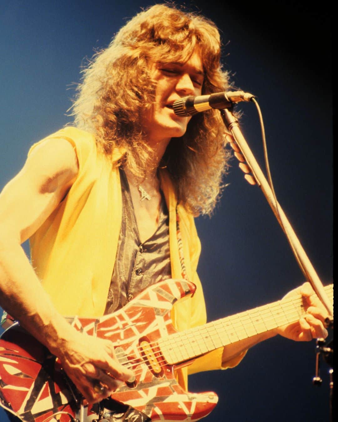 ルモンドさんのインスタグラム写真 - (ルモンドInstagram)「Pour les amateurs de hard-rock, et, par extension, ceux de metal, il était le guitar hero ultime, un extraterrestre dont la décoiffante virtuosité fut condensée dans la centaine de secondes que dure l’instrumental Eruption, démonstration pyrotechnique du premier album de Van Halen, paru en 1978.⁣ Unique guitariste (un deuxième était inutile) du groupe californien, Eddie Van Halen est mort mardi 6 octobre à Santa Monica (Californie) d’un cancer de la gorge, à l’âge de 65 ans. Le monde des métalleux, mais pas seulement, est en deuil et les réactions ont afflué pour souligner la singularité du défunt : « Mozart de la guitare rock », pour Nikki Sixx, de Mötley Crüe, « Dieu de la guitare », pour Gene Simmons (lui-même « dieu du tonnerre »), de Kiss. « J’espère que tu fais le bœuf avec Jimi [Hendrix] ce soir », a envisagé Flea, des Red Hot Chili Peppers. « Le Ciel sera électrique », a complété Lenny Kravitz.⁣ -⁣ Eddie Van Halen en concert au Fabulous Forum de Los Angeles (Californie), le 7 octobre 1979. Photo : Kevin Estrada (@kevinestradaphotography) / Media Punch / Dalle⁣ -⁣ #metal #rock #EddieVanHalen」10月7日 19時24分 - lemondefr