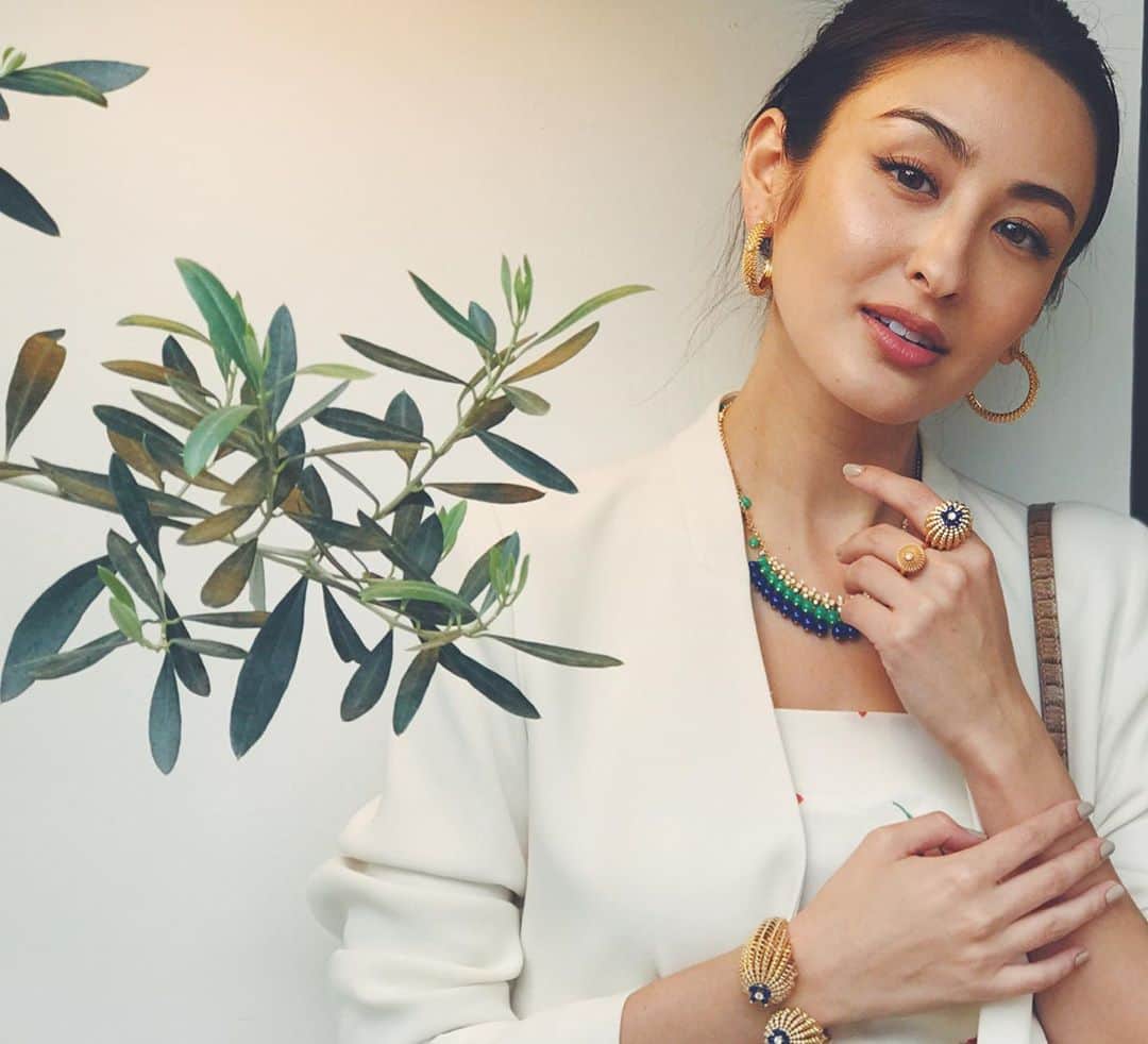 オードリー亜谷香のインスタグラム：「That one time decked out in @cartier 💚」