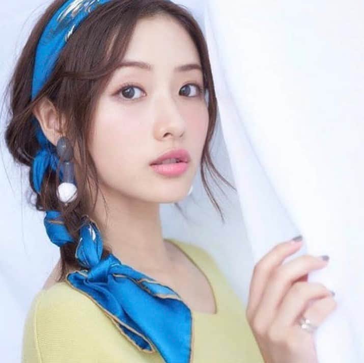 石原さとみ　ファンアカウントのインスタグラム：「. 半沢直樹に出演されていた江口のりこさんが、ドラマの世界も面白いと特に思うようになった現場が、『地味にスゴイ！校閲ガール･河野悦子』だったというインタビュー記事を見て、とっても嬉しかった🥰💐 . 結婚報道の記事も見てて思うけど、さとみちゃんって色んな人から愛されたり、信頼される存在何だなぁと改めて思った🥀 そしてそれだけ信頼されるような努力を惜しまないところを、本当に見習って生きていきたいなぁと💐 . . #石原さとみ #地味にスゴイ #校閲ガール」