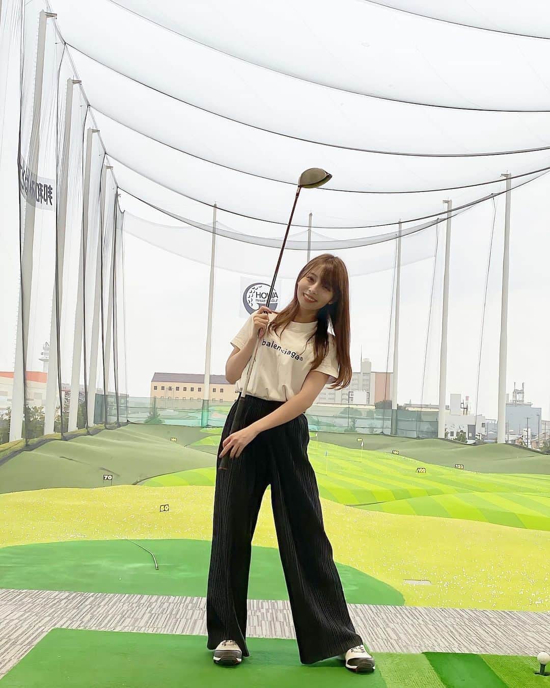のインスタグラム：「港区の邦和みなとゴルフ⛳️で打ちっぱなししてきました〜🏌🏼‍♀️✨ . 春くらいからゴルフ始めて地道に練習してるの🥳 . ここのゴルフ場は全体的にとっても綺麗で、ソファ席や着替える場所などもあるのが嬉しい🥰 女性1人でも快適に過ごせる所ってあんまりないからレアだよね✨ . そんな所が人気なのか、女性のお客さんも多かったよー🥰 . これからも練習がんばろっ🤗 . #ゴルフ#ゴルフ場#打ちっぱなし#ゴルフ女子#ゴルフ初心者#名古屋#邦和みなとゴルフ」