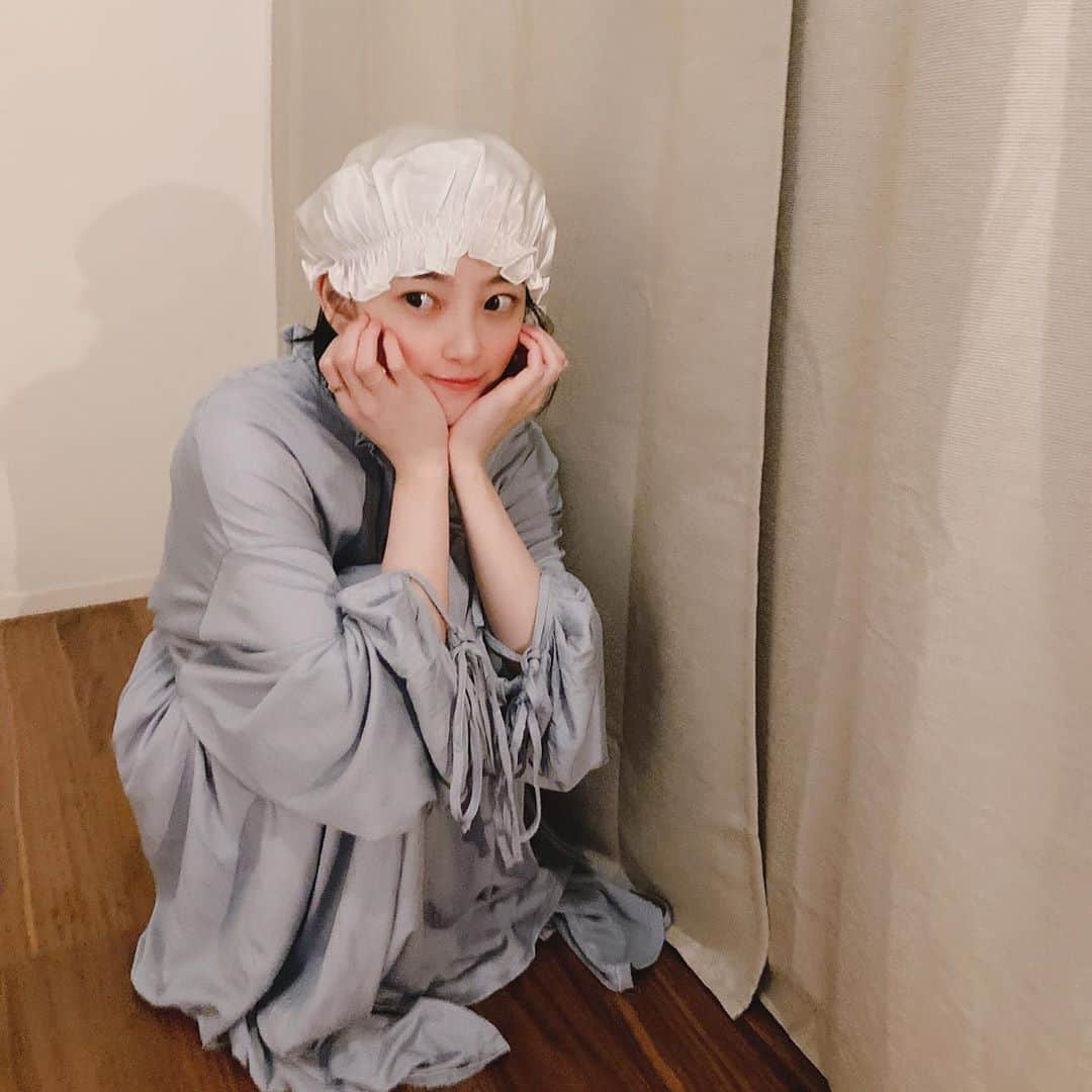 堀未央奈さんのインスタグラム写真 - (堀未央奈Instagram)「𓅿  寝癖防止.ヘアケアのための ナイトキャップを被って  映画 　˗ˏˋオンネリとアンネリˎˊ˗ 風  #シルク #乃木坂46 #堀未央奈 #北欧映画 #オンネリとアンネリのおうち」10月7日 19時31分 - horimiona_official