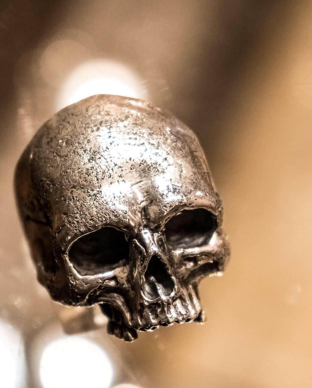 のインスタグラム：「It’s nearly Halloween 👀💀#skull #ring #silver #heavymetal #rocknroll #gothic #halfjaw #jewellery #spooky #halloween」