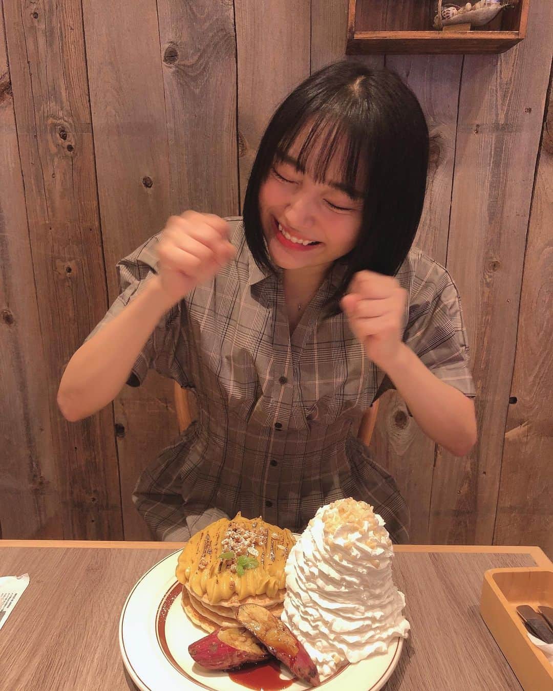 石丸千賀のインスタグラム：「坂林と期間限定パンケーキ半分こしたょ🥞🍠🥞🍠🥞 @sakabayashi_kana.official  ・ ・ ・ #エッグスンシングス  #パンケーキ　 #スパガ #原宿」