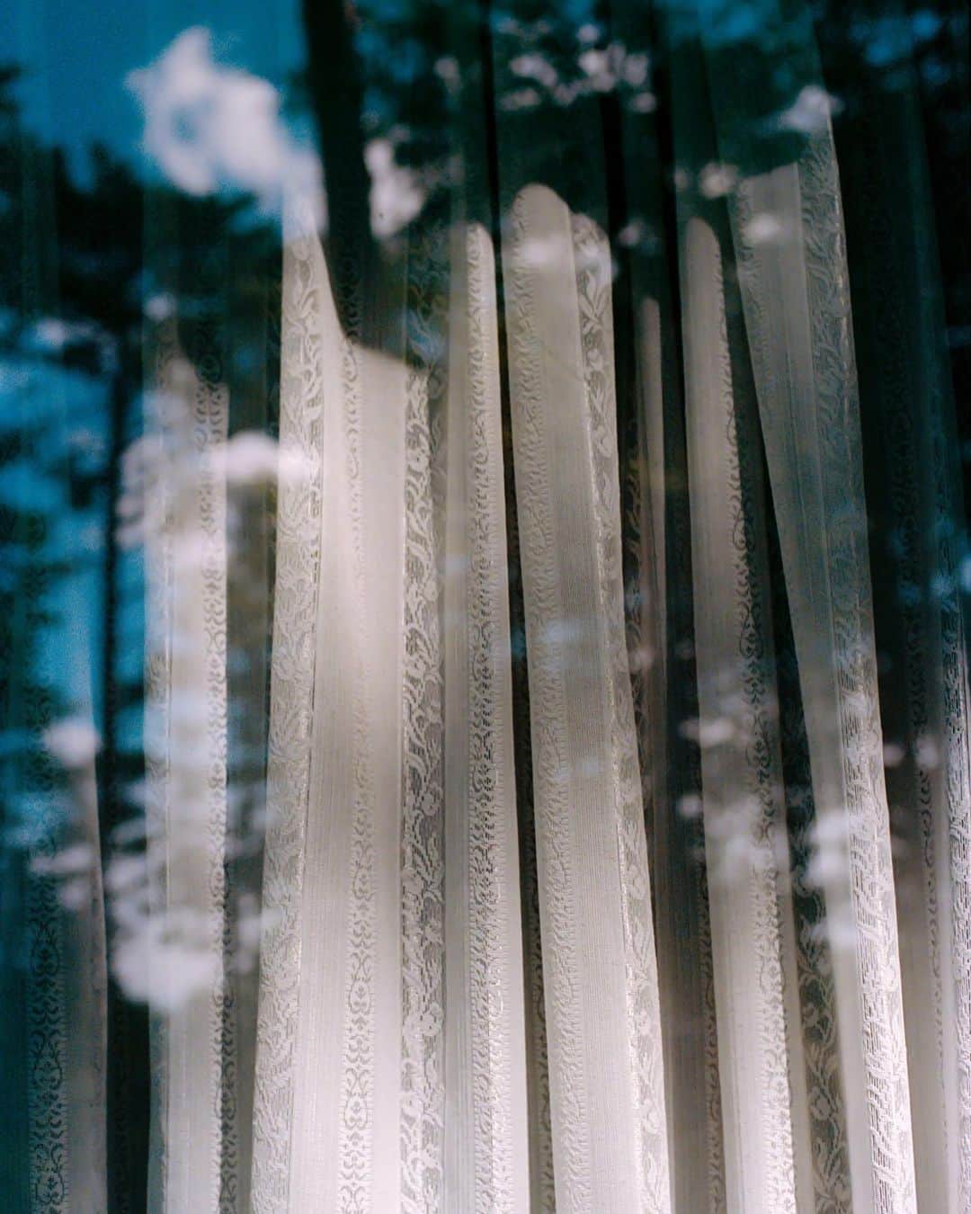 The Fashion Postさんのインスタグラム写真 - (The Fashion PostInstagram)「#portraits Maiko Kurogouchi  『「窓にカーテンを選ぶように、生地を選びました」 黒河内真衣子』  ― 今シーズンの制作過程は、いつもとだいぶ違ったのでは？  こんなにゆっくりとした日々が送れたのは初めてかもしれません。移動しないって、健康的なんだなと気づきました。出張はできないけれど、やっぱり工場とは直接話したいので、オンラインでミーティングをしていました。年配の方が多いので、接続するまでに30分かかったり、「おお！これが噂のオンライン会議か！」と感動されたり (笑)。心温まる時間をたくさん過ごしました。   ― 工場はこれまでも付き合いのあるところと一緒に？  そうですね。ずっとご一緒しているところもあれば、シーズンによってはご縁がなかったり、初めてお取り組みするところもあります。1着の中に何社も関わっていて、多いシーズンだと100社くらい。モノができるまでの時間を噛み締めながら、長くお客さんにも愛してもらえる 1着を作りたい。その願いは、今シーズンも変わりません。   ― テーマは “Window (窓)”。旅ができなくなって、家で過ごす中でのインスピレーションだったのですか？  窓でいこうと決めたのはコロナ前でした。窓についての文献をリサーチしたりしている最中、強制的に家にいなければいけない生活へと急に環境が変わりました。で、そこにも窓があった。春から夏へ、ちょうど季節が変わる穏やかな気候の時期でした。家でゆっくり過ごしながら、風を孕んで揺れるカーテンを眺めるうち、いろいろ妄想が広がっていきました。  ― 窓あるところに、カーテンありですね。  思うにカーテンって、引っ越してきたら最初に決めるもの。そして引っ越した後は忘れられていく。廃墟にもカーテンだけ残されていたりしますよね、織りや染色では表現できない、そこに住んでいた人の記憶の色をしていて。そういう服が作れたらいいな、と。  📷 Yuichiro Noda  interview & text: Miwa Goroku  #TFP #TheFashionPost #MameKurogouchi #Mame #マメ #MaikoKurogouchi #黒河内真衣子 #21SS #YuichiroNoda #野田祐一郎」10月7日 19時32分 - tfpjp