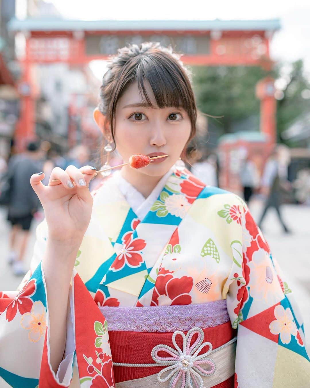 坂口莉果子のインスタグラム：「👘といちご飴🍓#2  帯締めが大きくてとても可愛い🌼  Photo by: @_ca47_  ・ ・ ・ #japan #japanesegirl #tokyo #japan_of_insta #asakusa #photography #japaneseculture #kimono #kimonostyle #asakusatokyo #asakusatemple #浅草 #浅草寺 #浅草グルメ #浅草食べ歩き #着物 #ポートレート #ポートレート撮影 #撮影 #自然光撮影 #何気ない瞬間を残したい #自然 #被写体 #黒髪 #サロンモデル #日本 #東京 #カメラ #写真好きな人と繋がりたい」