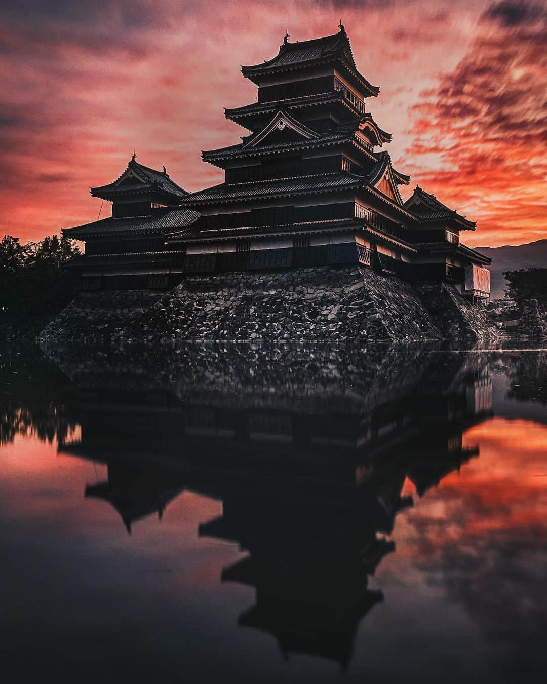 HAYAMI HANNAH ハナさん ど田舎さんのインスタグラム写真 - (HAYAMI HANNAH ハナさん ど田舎Instagram)「Japan Vibes 🇯🇵 “ Morning Glow “ —— Location: Matsumoto Castle Nagano Pref   #おいでよ長野 #松本城   @oidenagano  @nagano_japan   #Hayamihannah #sonyalpha #PASHADELIC #photo_shorttrip #IG_PHOS  #daily_photo_jpn #illgrammer #theImaged #hongkong  #tokyocameraclub #hubsplanet #knowthismind #ig_shotz_asia #streetshootjapan #adorama#sonyimages #lovers_nippon  #wondersofnippon #japan_daytime_view #moodygrams #shotzdelight #weekly_feature #raw_japan #IGersJP #screen_archive #reco_ig  #icu_japan  #discoverhongkong」10月7日 19時35分 - hayamihannah