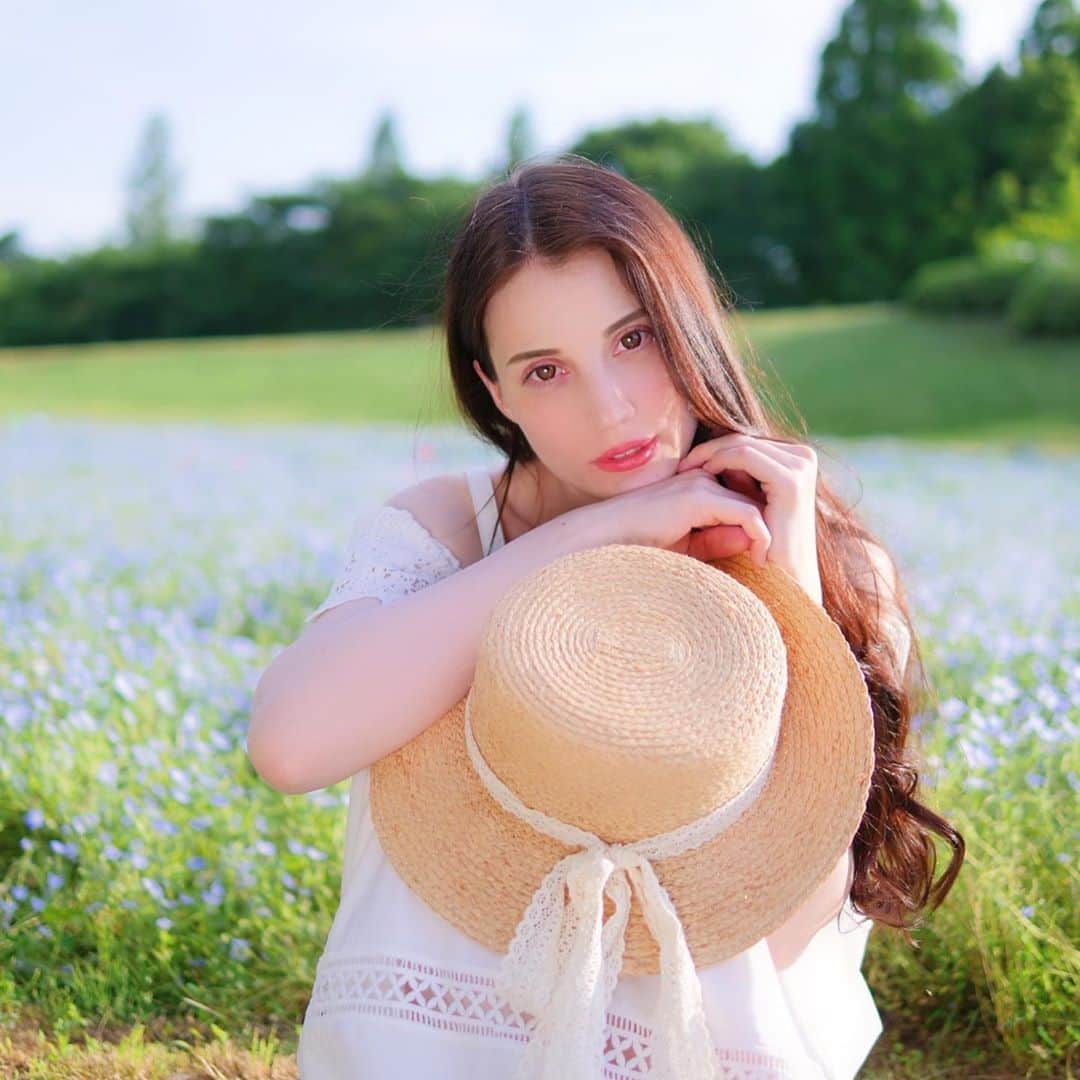のインスタグラム：「もうすっかり寒いんやけど〜❗️ お花ポカポカ写真に癒される〜💠 #ポートレート#お花#ポカポカ#夏もう終わった#ネモフィラ#綺麗」