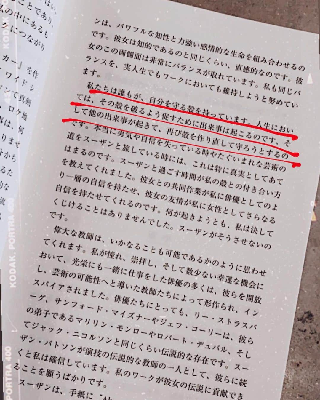 瀬畑茉有子さんのインスタグラム写真 - (瀬畑茉有子Instagram)「約1年前から学校に通って学び始めた マイズナーテクニックというもの。 (まだ勉強中) . . 何かというと 【想像の世界の中でリアルに存在する】 リアリズム演技の方法。 . . 最初は人の感覚を知りたい、 愛する人の気持ちを汲み取りたいという思いで 学んだのがきっかけ。 . .  私の性格は良くも悪くも表も裏もない。 自分で言うのはなんだが極めて自分に正直な人間であります。 . . ただ人によってはその真っ直ぐすぎる伝え方は時としてナイフになるんだと知りました。 . . 思ったことを言っただけなのに。。。 . なぜ人は傷つくんだろう。 . そんなことを小さい時から考えていた気がします。 . 良い意味では他人の言葉に左右されない . . でも別の捉え方をすると  人からの言葉に左右されない分 言葉の力をそこまで信じていなかったので、 これを言ったら相手がどう思うか？ということには極めて うとかったわけです。 . その部分をマイズナーテクニック (その中でもレペテション)いう形を通して自分以外の相手の気持ちや反応を知る事ができました。 . . ニコール・キッドマンやジュリエット・ビノシュ、その他多くのハリウッドスターの演技コーチを務める、 スーザン・バトソンの『TRUTH』の翻訳本が刊行されます。 . そして、 マイズナーテクニックや スーザン・バトソンから 直々にキャラクター想像のプロセスを学んだ青山治氏が (私たちのクラスの指導者) 今回この本を翻訳しました✨ . . 簡単に言うと俳優のための本です。 . . しかしながら、しばし 【俳優は〜....】と書かれている その部分を、 【人類は、人間は、我らは〜...】 と置き換えて読んでみてください。 . . きっと俳優も人間も同じなのです。 . . 俳優の方には演じる上で新たな発見を、 . 俳優でない方もきっと生きるヒントが見つかるかもしれません💫 . .  （翻訳者より） 『TRUTH』には、演技の錬金術師スーザン・バトソン流の俳優としての楽器作りに始まり、脚本の初見からパフォーマンスにいたるまで、キャラクター創造のプロセスの真髄が余すところなく書かれています。 NEED、パブリックペルソナ、トラジックフローという人間の根底に存在する3つの力を道標として、あなた自身と向き合い、俳優としての自分自身の真実をつかむための方法が書かれています。  それはテクニックについてだけではなく、『TRUTH』の中でスーザンは言っています「演技は要求するのです。あなた自身が、あなたの中にある野蛮さや罪深さや痛みにあふれた部分を祝福するようにと。」と。 また、俳優の責任を明確にし、「日々の生活から情熱的に自分自身を演技の捜索へと捧げることは終わることのない責任なのです」と厳しく突き詰めます。 そして、その道の途中で手に入れた真実の価値について、「演技においては、芸術と真実は同じ意味を持ちます」、「あなた自身の人間性の真実で、誠実にキャラクターを満たす時――あなたは真実から生命を創造しているのです。アートはあなたの中にあります」と力づけているのです。 . . .   #truth #真実　#スーザンバトソン　#青山治　#bookcover  #acting #realism #ny」10月7日 19時41分 - sehatamayuko