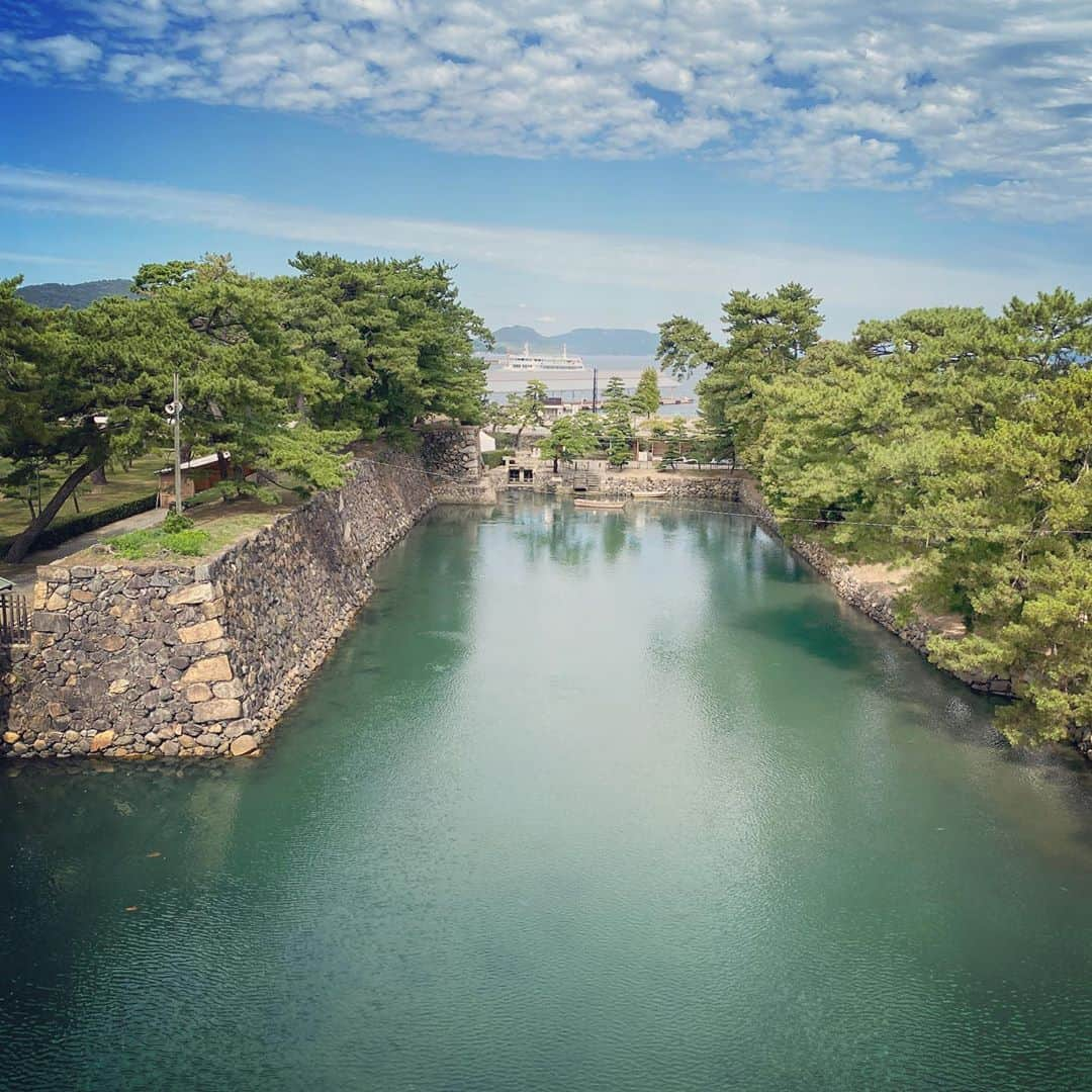 japantripのインスタグラム：「#高松城  #玉藻公園  #城ガール  #takamatsucastle  #城攻団  #myunseenjapan  #unseenjapan  #unseenjapantrip  #unseenjapan🇯🇵 #myfavoriteplace  #高松市  #instatrip  #カメラ女子  #カメラ女子旅  #カメラ好きな人と繋がりたい  #カメラ好き  #カメラ旅 #tokyocameraclub  #japantrip #japantravel #instapic  #unseenjapanphoto  #unseenjapantrip #myfavoriteplace  #myfirststory」