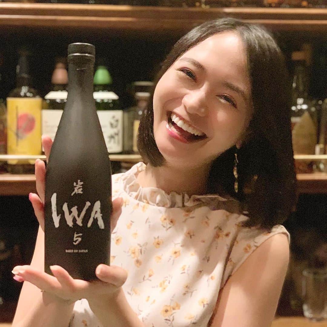 のインスタグラム：「【しーたん日本酒録】﻿ ﻿ 白岩@富山(製造場所は桝田酒造店、2021年に自社蔵オープン予定)﻿ IWA 5﻿ ﻿ ドン・ペリニヨンの元最高醸造責任者が手がけるブレンド酒。﻿ ﻿ 何年ぶりだろうという学生時代の友人グループとzoom飲みでもする時に開けたろ、飲んだろ。﻿ ﻿ #しーたん日本酒録 #唎酒師 #日本酒 #日本酒女子 #富山 #白岩 #桝田酒造店 #アッサンブラージュ #ドンペリニヨン #iwa5 #sake #japanesesake #sakestagram #sakebottle #일본술 ﻿ #28年間ドンペリの最高醸造責任者を務めた方ですからね﻿ #リシャール様新たな挑戦ありがとうございます﻿ #10種類以上の日本酒をブレンド﻿ #アッサンブラージュ っちゅーことです﻿ #山田錦、雄町、五百万石の酒米﻿ #5種類の酵母﻿ #華やかなんだけどどこか複雑味溢れる、なんていうかある意味強烈なインパクト﻿ #ここまでのバランスを生み出すのさすが﻿ #ワインやシャンパン好きな人に好まれる余韻﻿ #私はキンキンに冷やすよりも少し温度上がった方がすきでした﻿ #包容感が増す﻿ #うふふふふ」