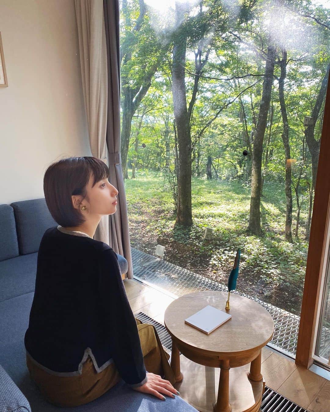 谷奥えまのインスタグラム：「🍃お姉ちゃんとリトリート旅行してきました🍃　  ホテルにはテレビが置いてないので本を読んだり川の音を聴いたりぼぉーっとしたり五感が研ぎ澄まされ、癒しの時間を過ごせました！ たくさん自然のパワー貰えた🌿」