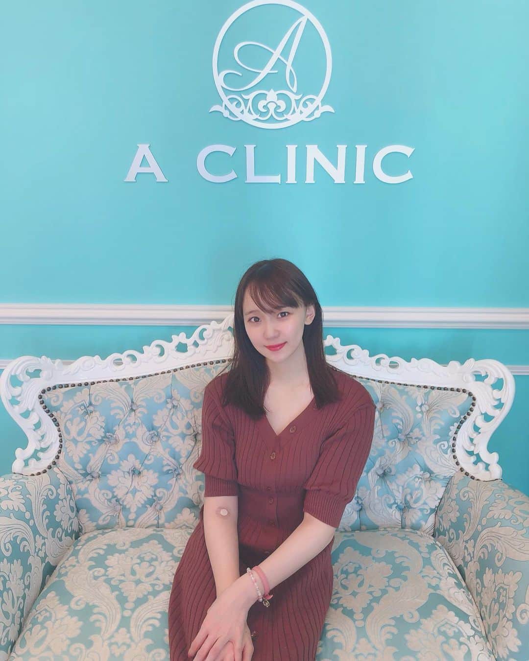 大段舞依のインスタグラム：「﻿  最近フェイスラインが気になってたので﻿ #aclinic さんに行ってきたよ〜＾＾﻿ そして2回目の #aスレッド をして頂きました！﻿ ﻿ ﻿ 前回して頂いた時も綺麗なフェイスラインと﻿ 周りからの反応が良くて嬉しかったから﻿ 今回もワクワクドキドキ🥰♡♡﻿ ﻿ @a_clinic_ginza 先生に担当して頂きました👨‍⚕️﻿ 違う悩みも聞いて下さって笑顔が優しい先生！﻿ ありがとうございました＾＾﻿ ﻿ 気になってたフェイスラインのBefore After﻿ 比べてみたから見てみて〜😳♡﻿  ﻿痛みも全くないし終わってから自然！！！！ 次は、大人気のピコレーザーも気になるから また先生に相談しよーっ＾＾✨ ﻿  #aスレッド #aclinic #aclinic銀座 #美容﻿ #aクリニック #小顔 #美肌 #リフトアップ﻿ #美容外科 #美容皮膚科 #美容クリニック﻿ #フェイスライン #山田哲雄﻿ ﻿」